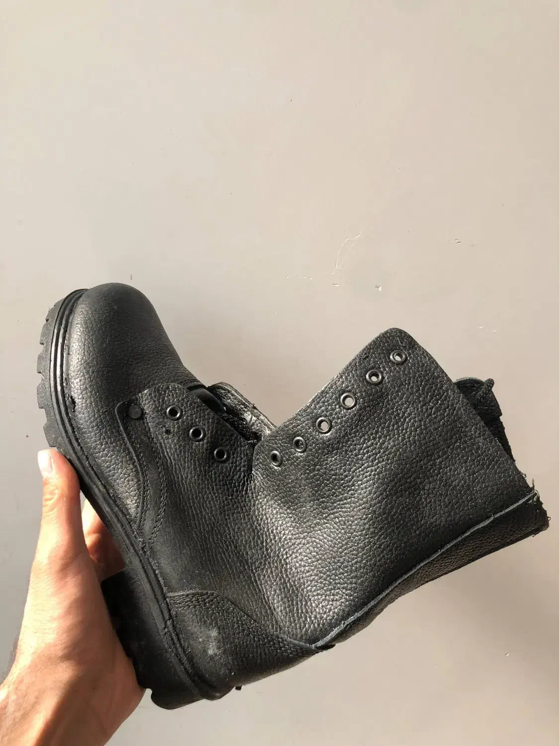 پوتین سربازی|کیف، کفش، کمربند|نیشابور, کردها|دیوار