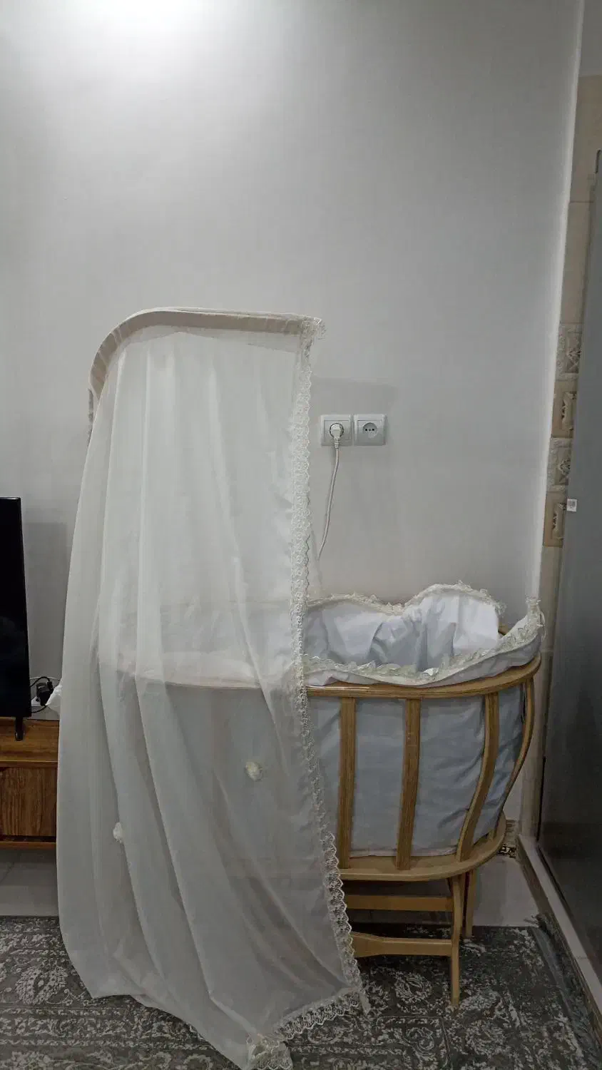 تخت نوزادی تا سه سال باتمام وسایلاش|تخت و صندلی بچه|باغستان, |دیوار