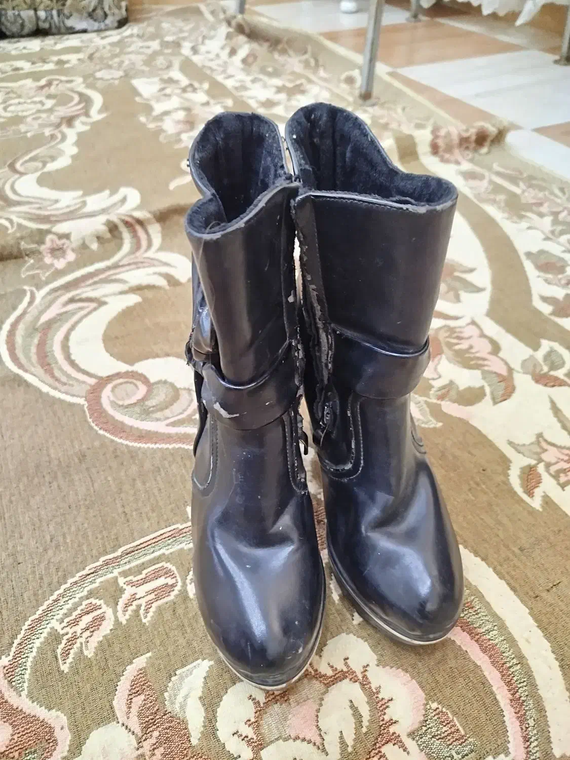 پوتین|کیف، کفش، کمربند|شیراز, محراب|دیوار