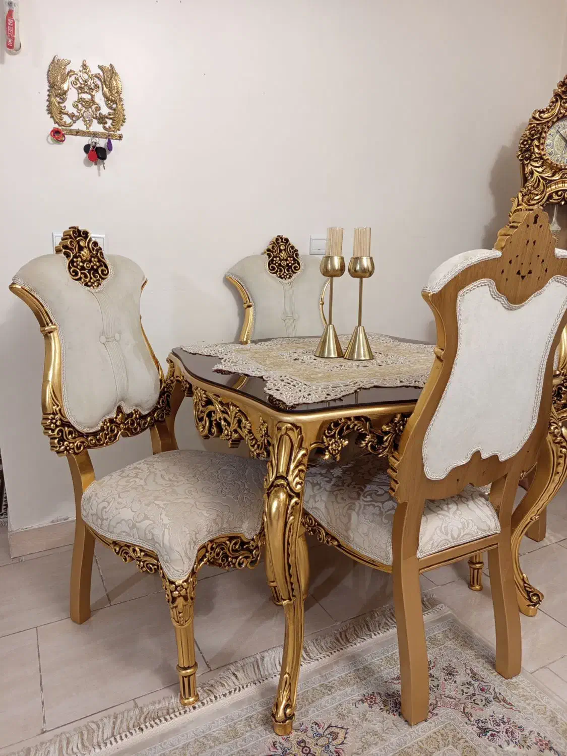 مبل سلطنتی به همراه میز نهارخوری|مبلمان خانگی و میز عسلی|پرند, فاز ۴|دیوار