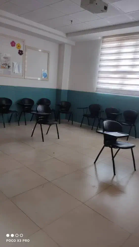 تجهیزات مدرسه(آگهی فروش کمد وصندلی دسته دار و میز)|صندلی و نیمکت|شیراز, فرهنگ شهر|دیوار