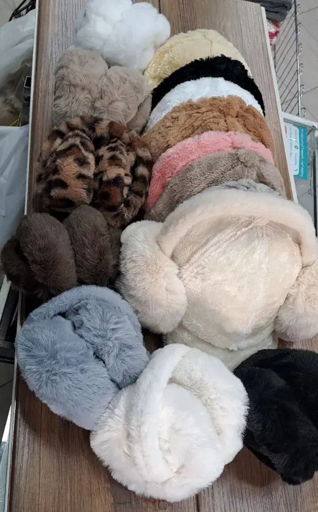 کلاه برت فرانسوی|لباس|مشهد, هفت تیر (نه دره)|دیوار