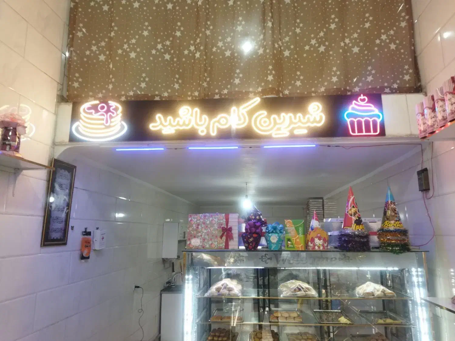 نئون آماده قنادی|فروشگاه و مغازه|بروجرد, |دیوار