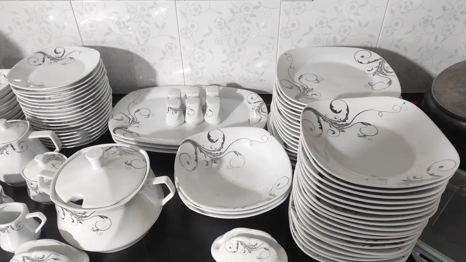 سرویس پذیرایی هجده نفره.چینی پردیس|ظروف سرو و پذیرایی|روانسر, |دیوار