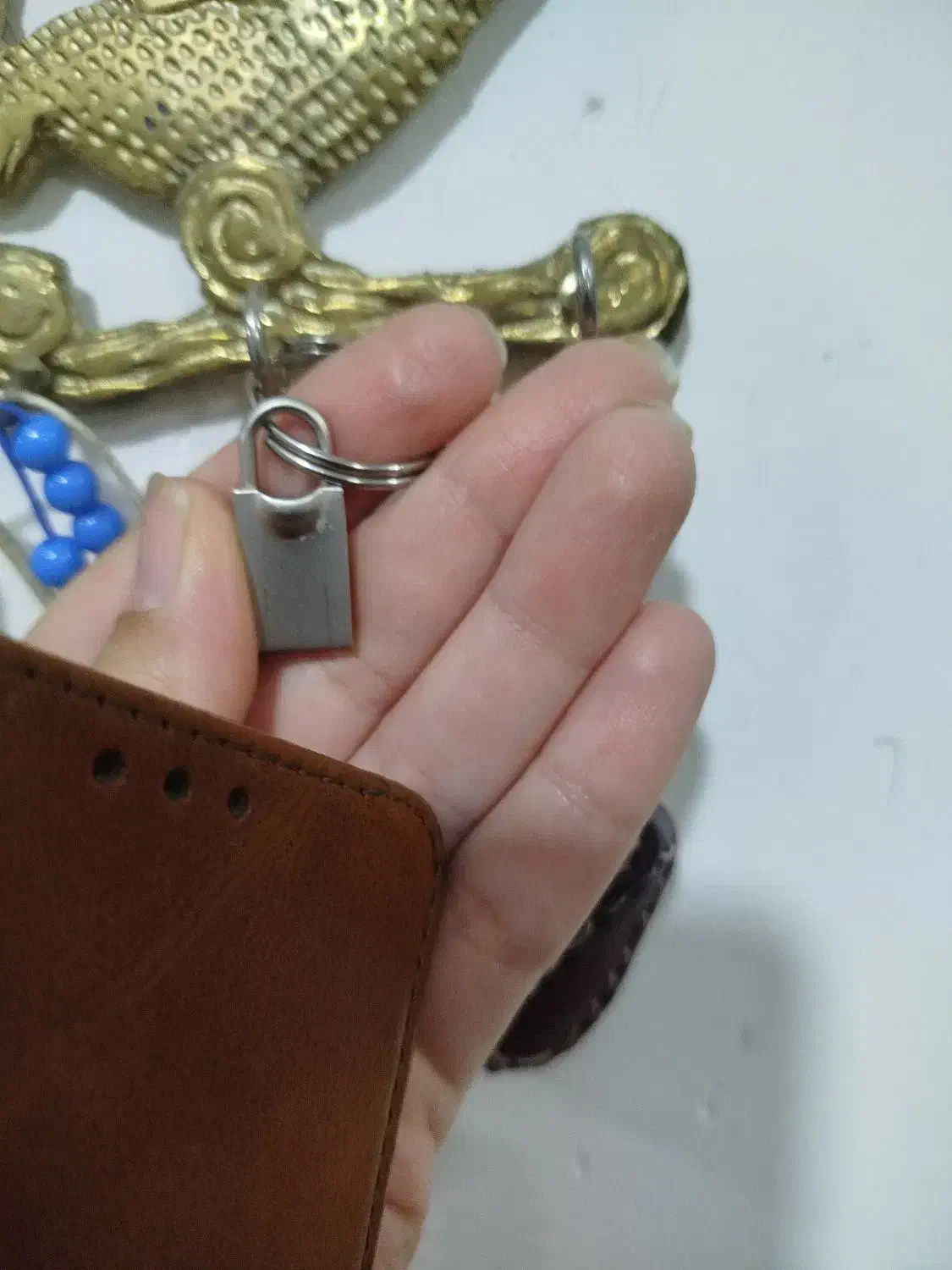 یک فلش پیدا شده|اشیا|بروجرد, |دیوار