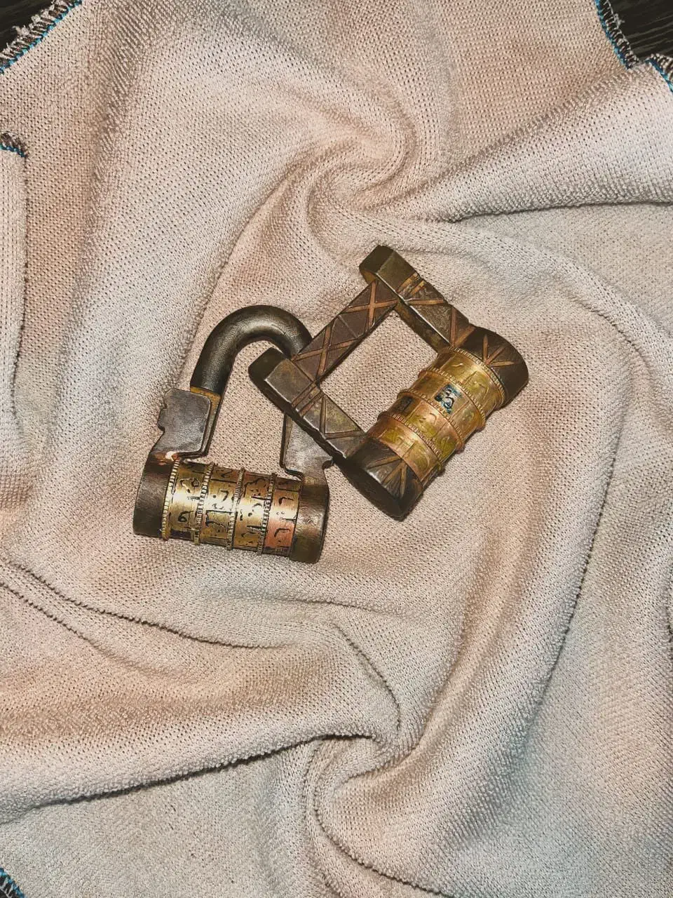 قفل و انبر کلکسیونی|کلکسیون اشیاء عتیقه|شیراز, ترمینال باربری|دیوار