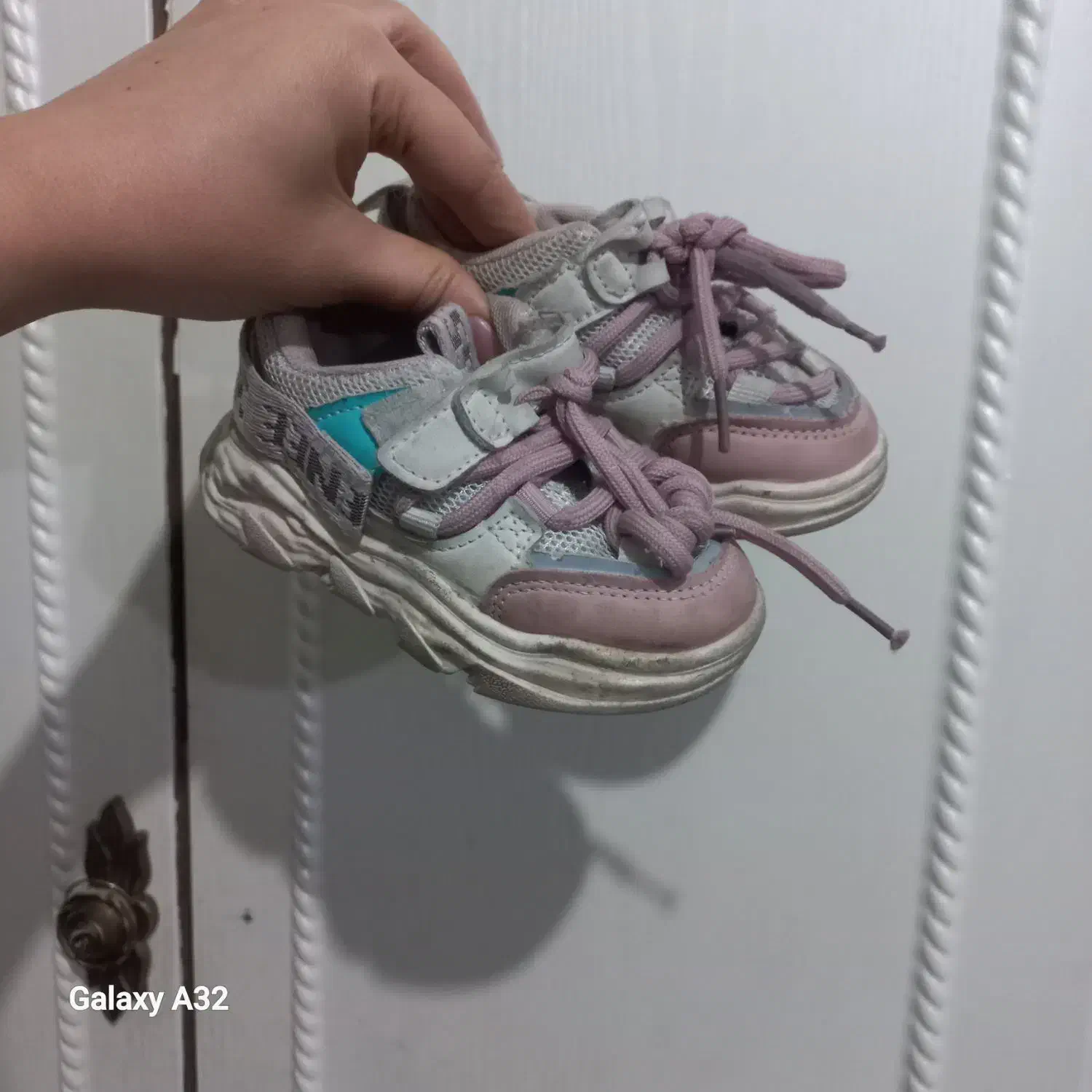 تعدادی کفش و لباس بچگانه|کفش و لباس بچه|تهران, امیریه|دیوار