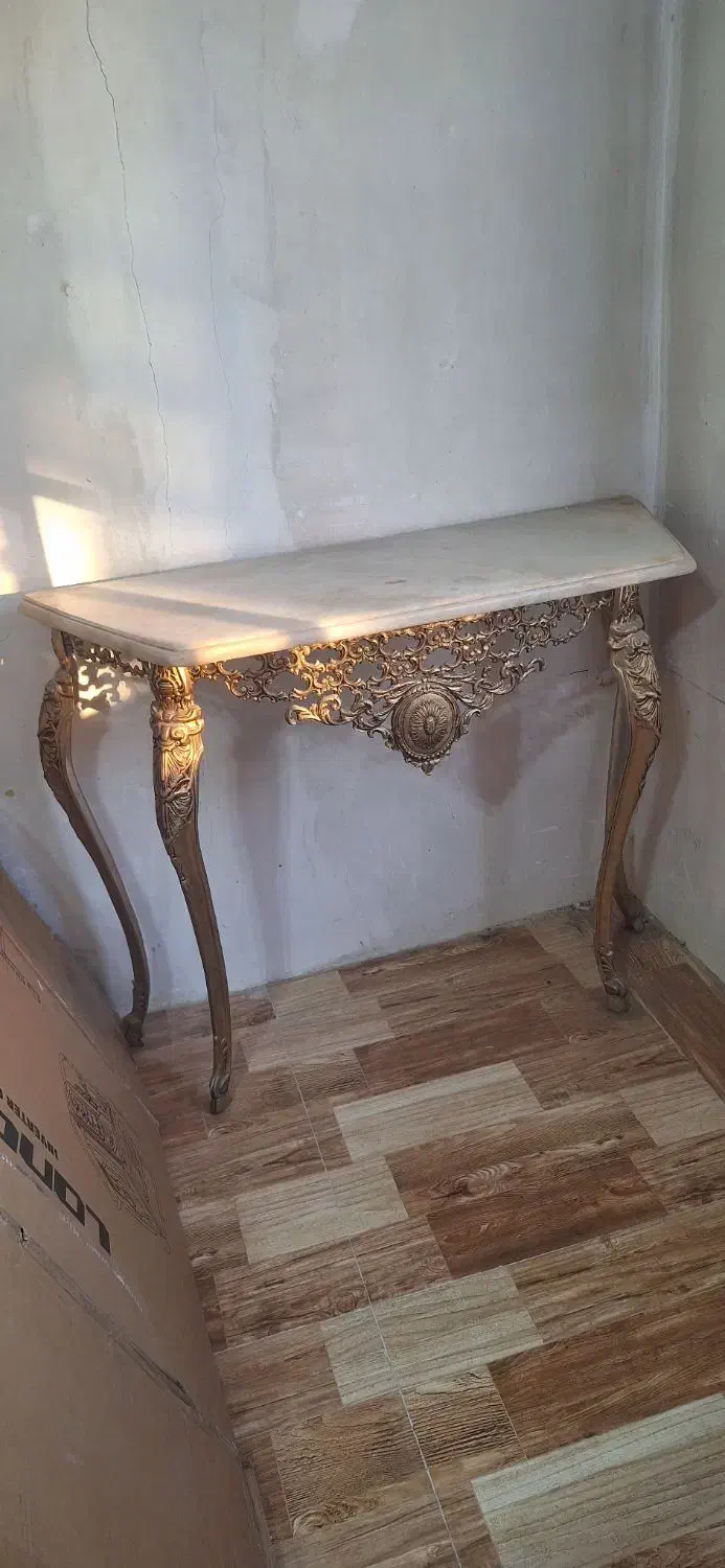 میز برنز فقط پایه هاش آلیاژ هست|مبلمان خانگی و میز عسلی|شهریار, شهریار|دیوار