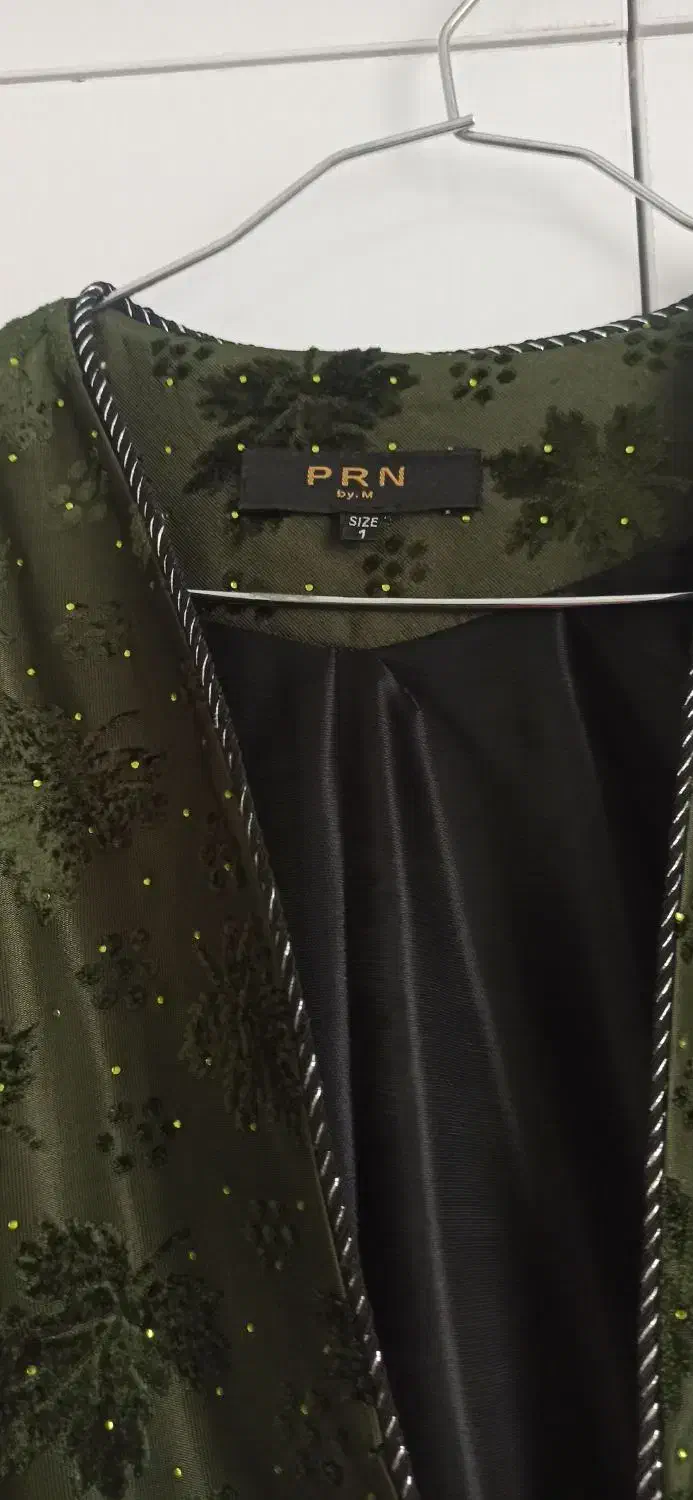 کاملا سالم|لباس|رباط‌کریم, مسکن مهر آبشناسان|دیوار