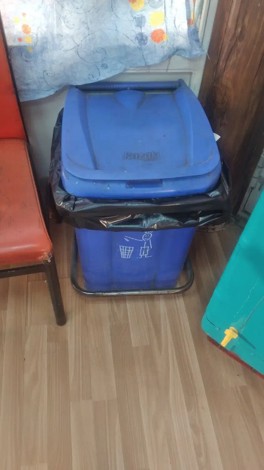 تعدادی وسایل ساندویچی|کولر آبی|رباط‌کریم, رباط‌کریم|دیوار