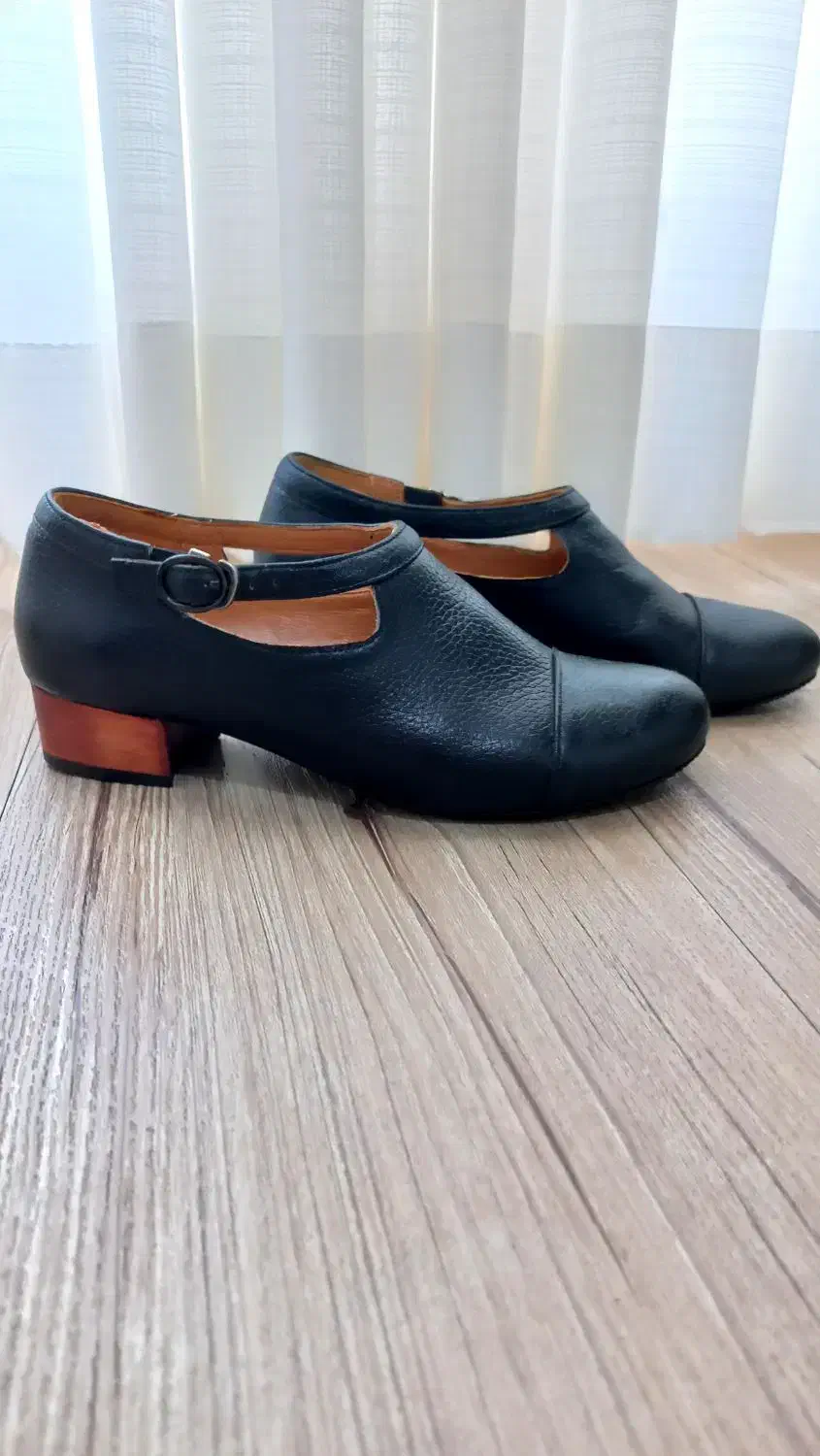 کفش چرم|کیف، کفش، کمربند|رشت, گلباغ نماز|دیوار