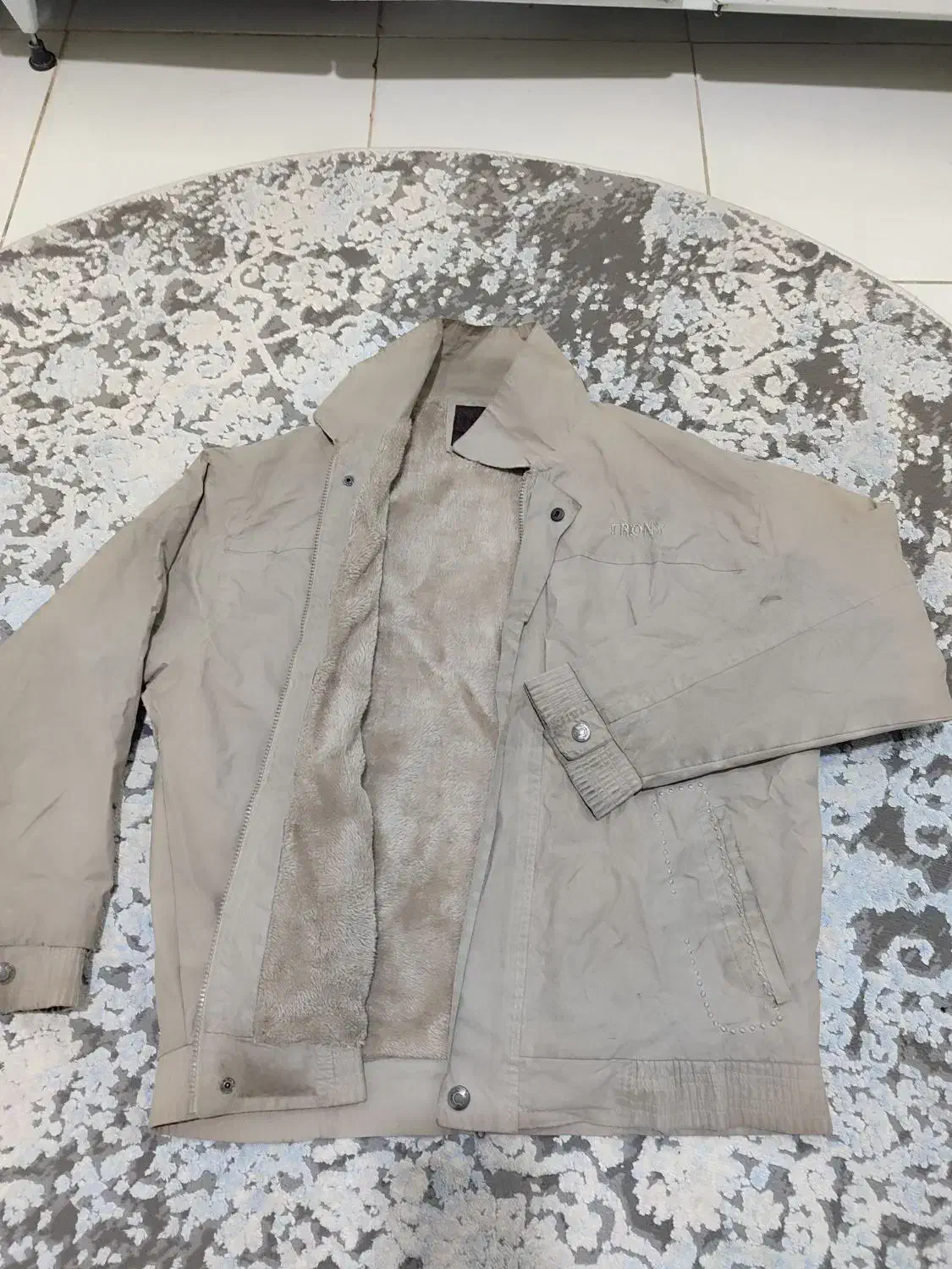 تعدادی کاپشن کار|لباس|قم, قلعه کامکار|دیوار