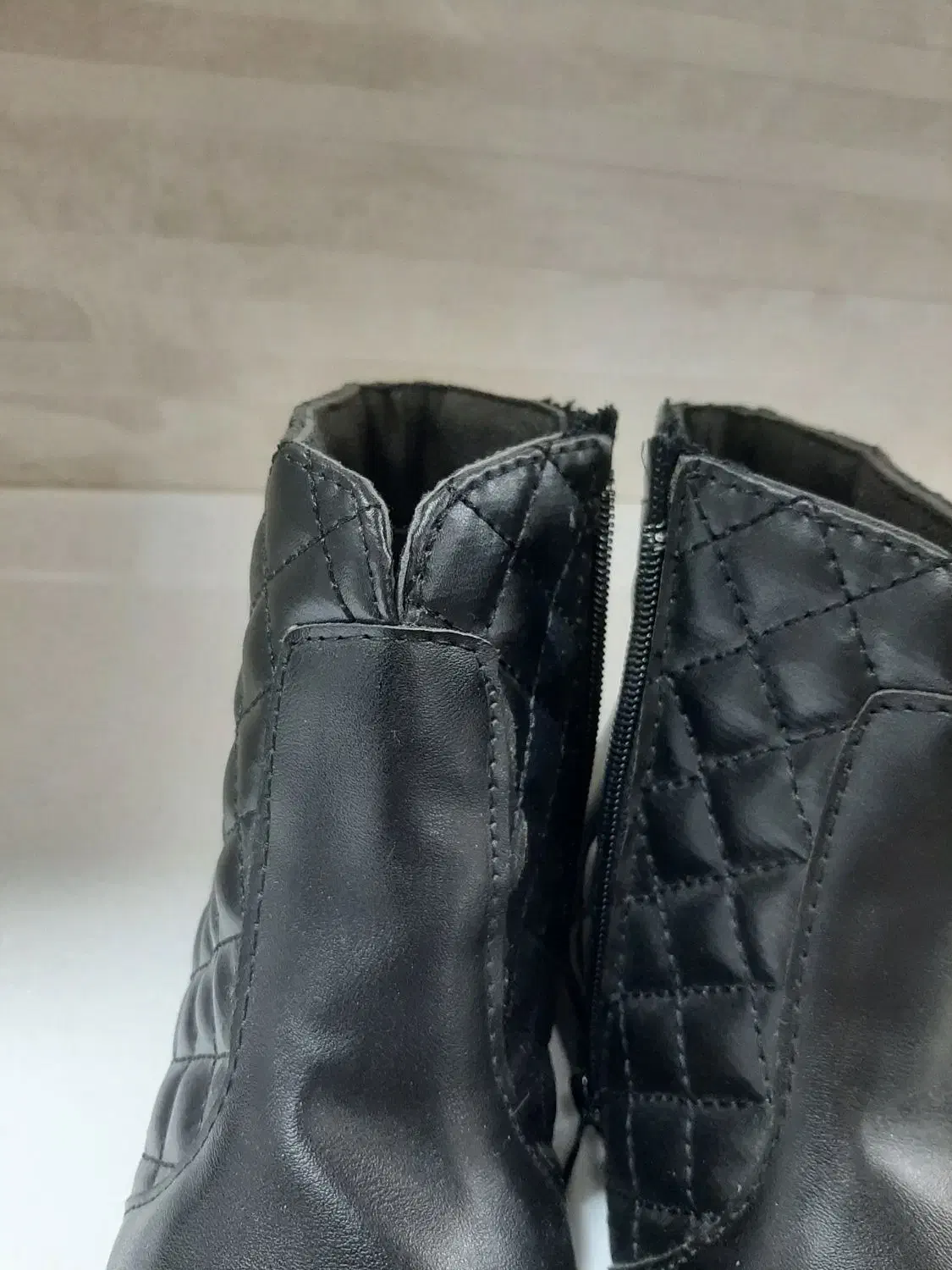 چکمه|کیف، کفش، کمربند|دوگنبدان, |دیوار