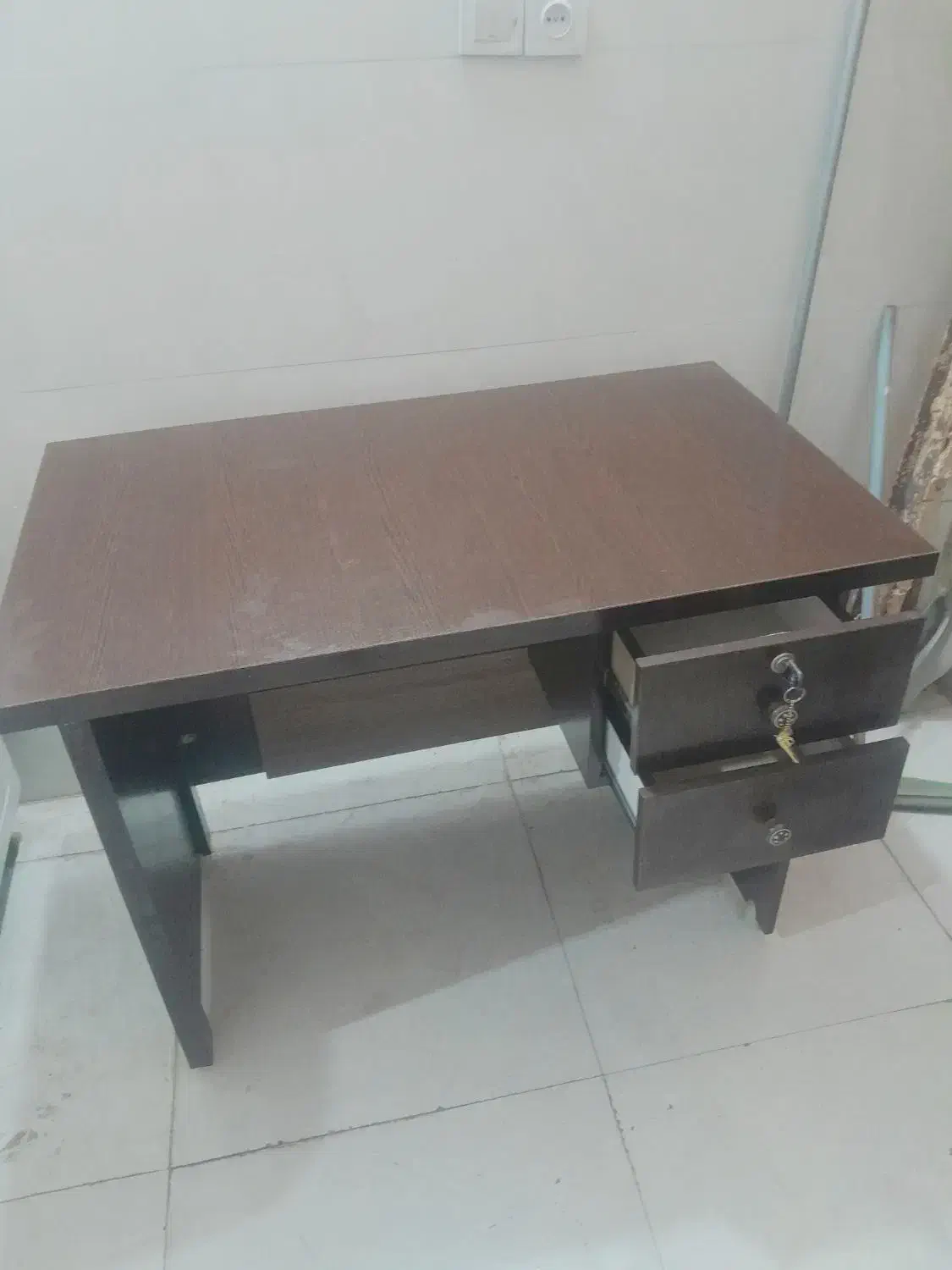 صندلی جک دارنوع  میز تحریر ترو تمیز در حدنوع|میز تحریر و کامپیوتر|ری, علایین|دیوار