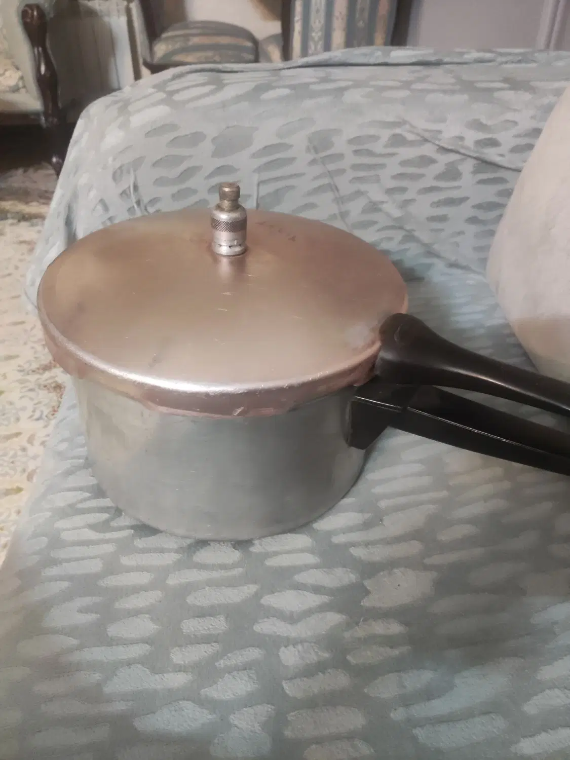 زود پز چدنی|ظروف پخت‌وپز|اصفهان, کوی ولی عصر|دیوار