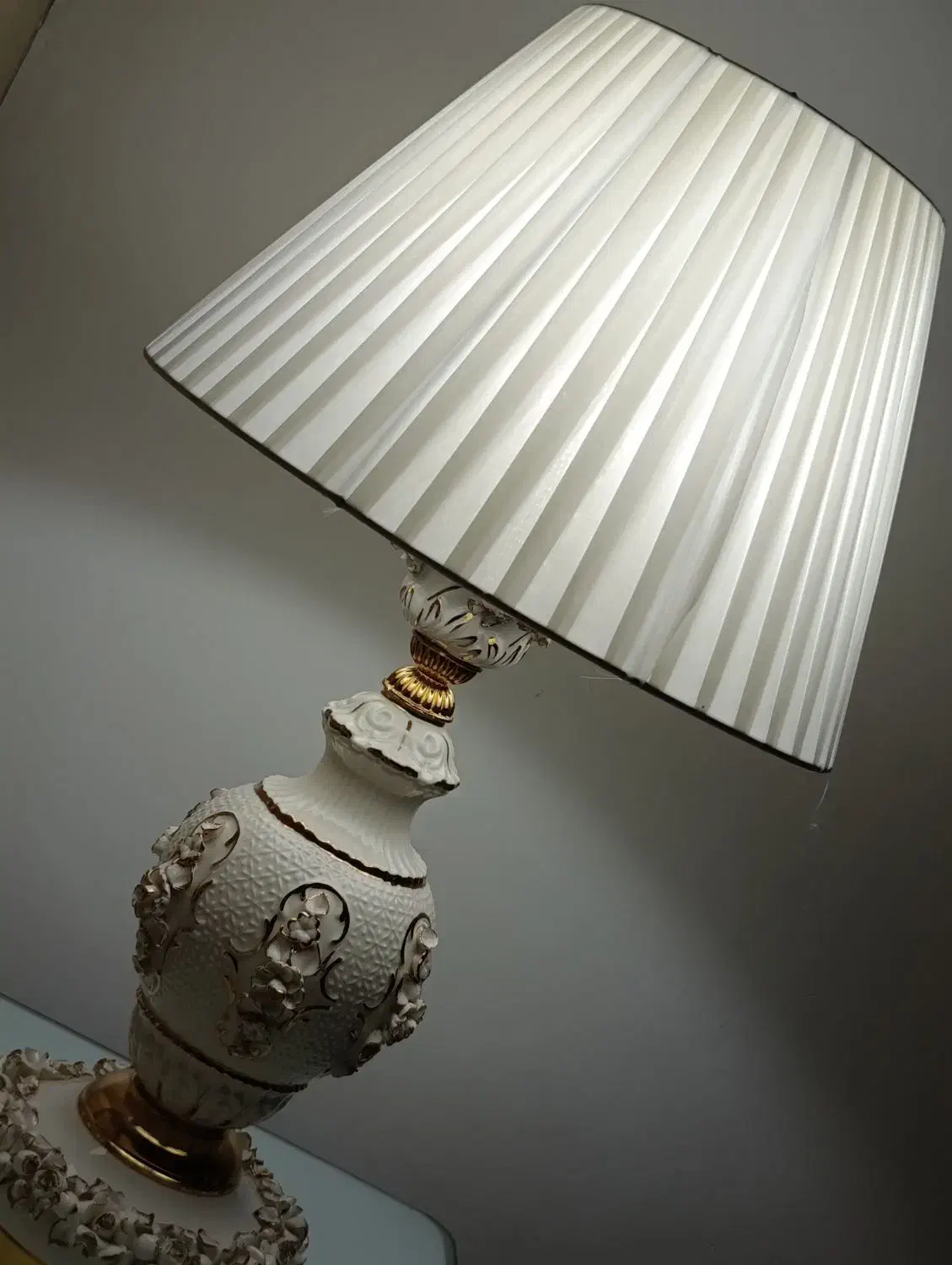 آباژور گل برجسته (رنگ سفید طلایی)|چراغ خواب و آباژور|زنجان, |دیوار