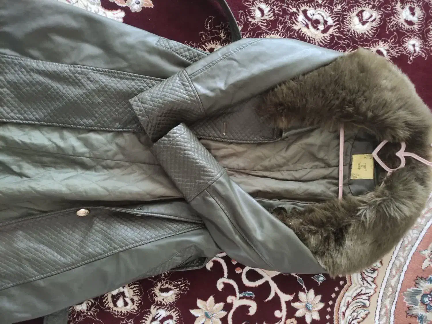 پالتوزنانه|لباس|مبارکه, |دیوار