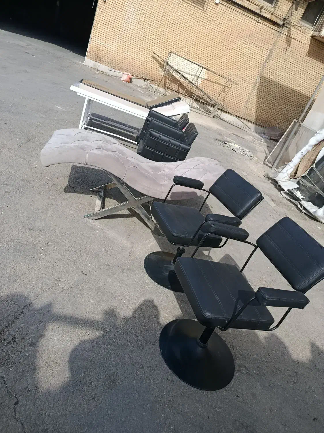 تجهیزات آرایشگاهی قیمت مناسب|آرایشگاه و سالن‌های زیبایی|شیراز, پودنک|دیوار