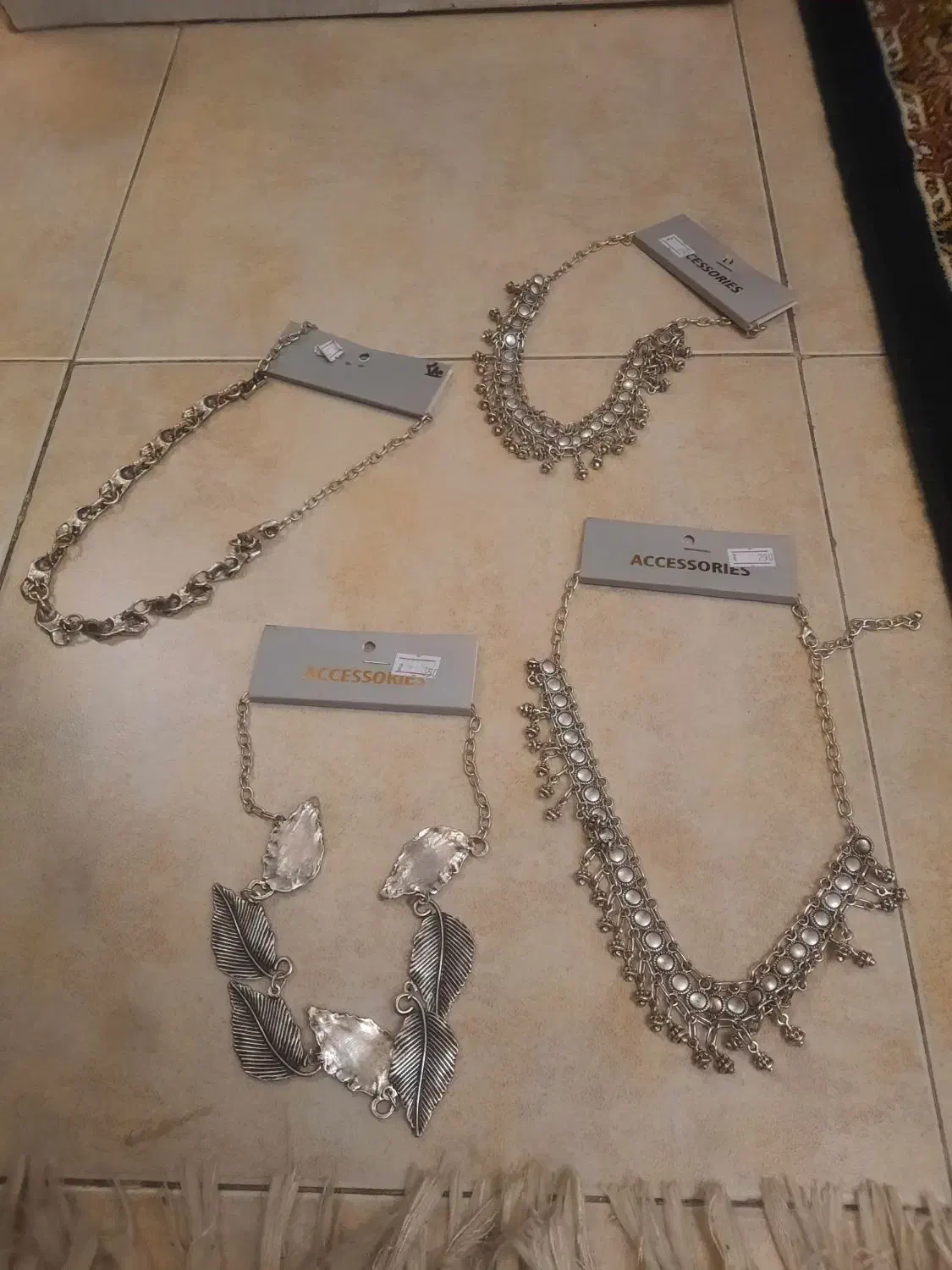 تعدادی انگشتر و گوشواره و گردنبند ورشو|بدلیجات|تهران, خواجه نظام الملک|دیوار