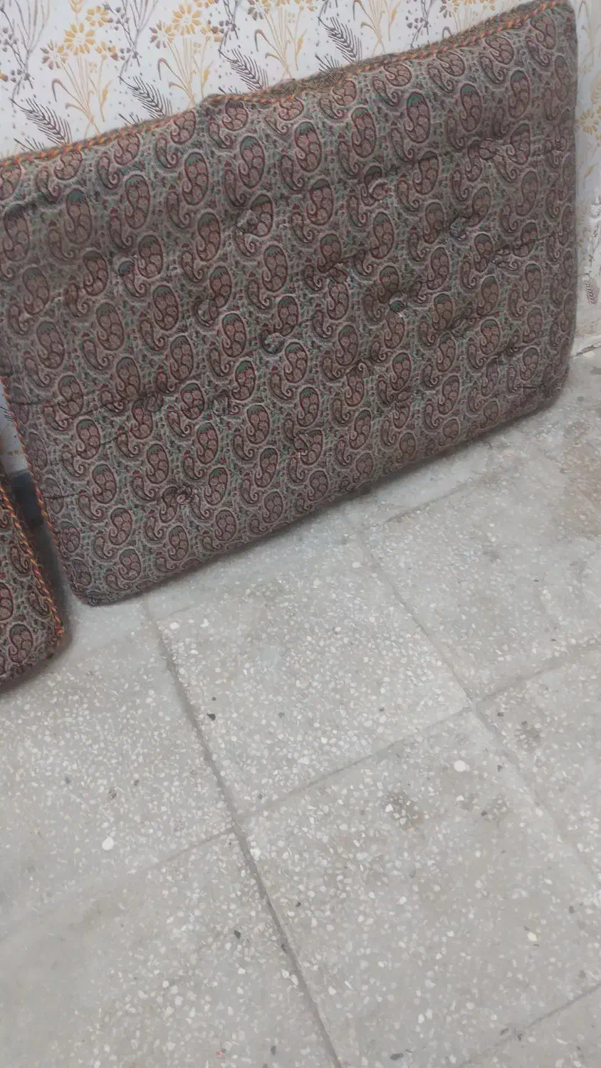 دو عدد پشتی|پشتی|یزد, |دیوار