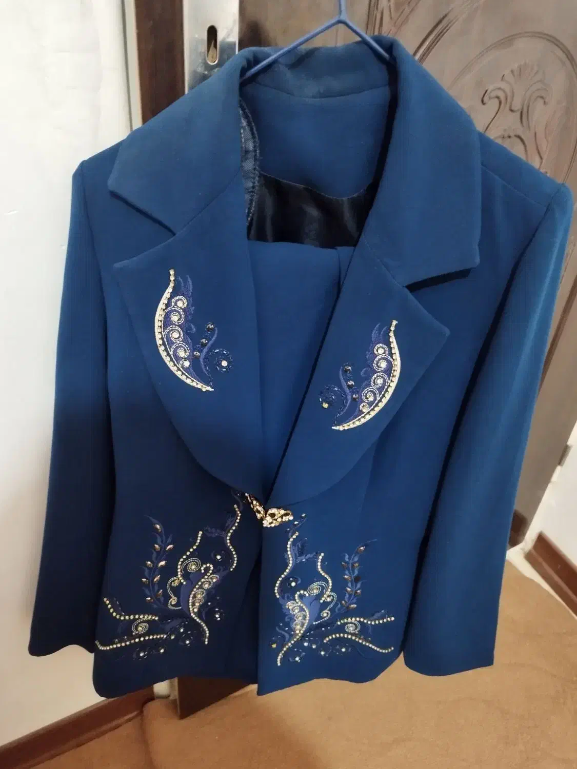 کت ودامن|لباس|اسفراین, |دیوار