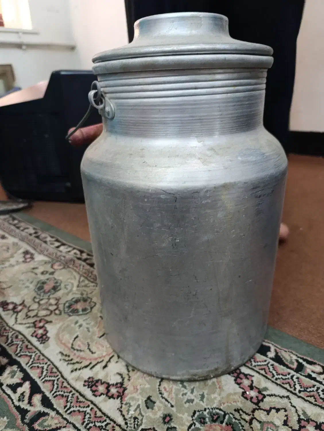 ظرف ۲۰ کیلویی شیر ، روغن محلی|آب‌چکان و نظم‌دهنده ظروف|شیراز, فخرآباد (دروازه کازرون)|دیوار