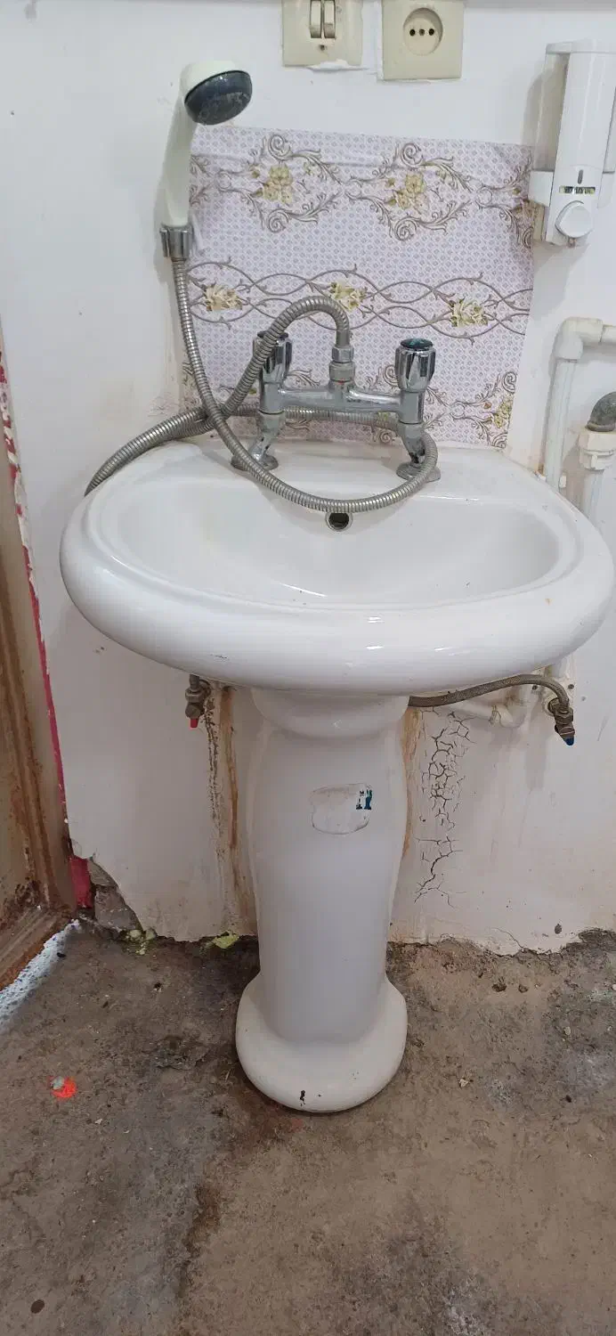 یک عدد روشویی|لوازم سرویس بهداشتی|مرند, |دیوار