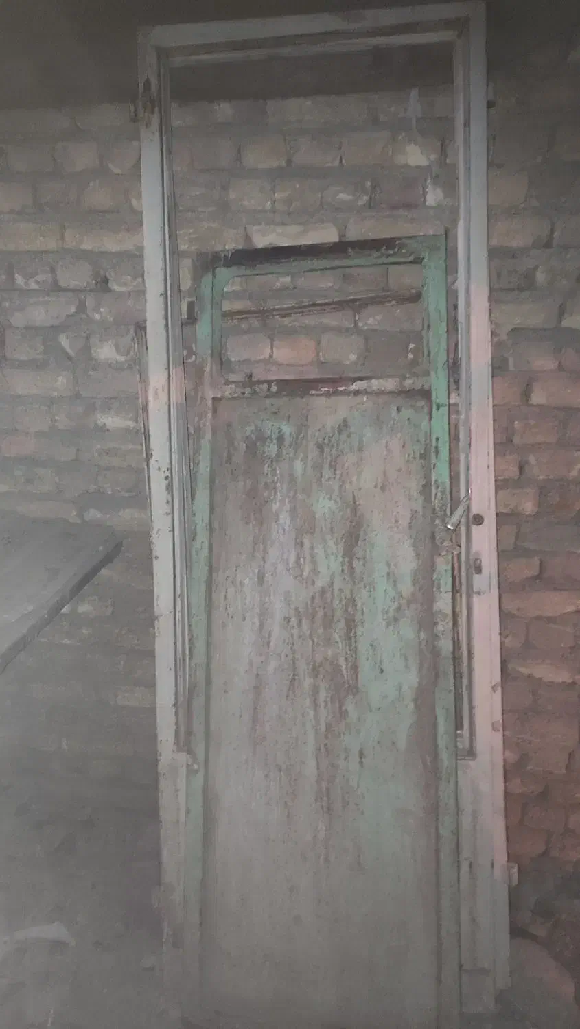 درب‌های دست دوم حیاطی و اتاق و انباری|مصالح و تجهیزات ساختمان|مبارکه, |دیوار