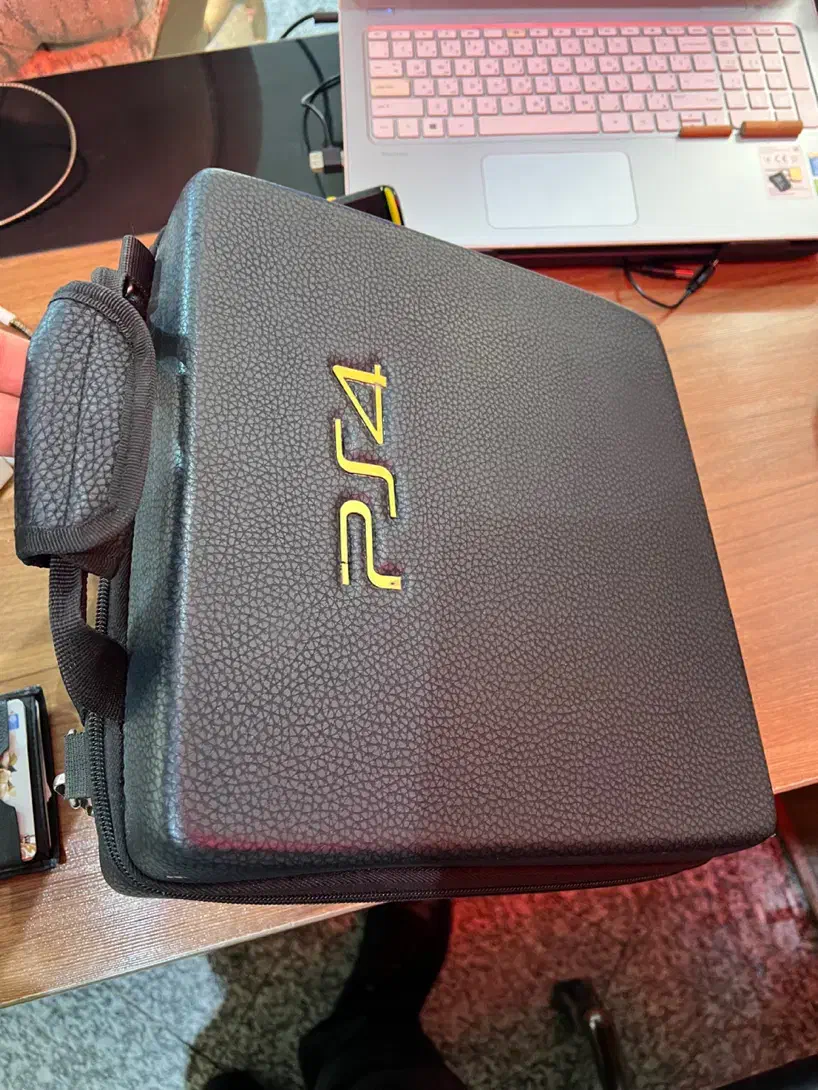 ps4 در حد ۲ دسته اورجینال کم کار و کیف حمل|کنسول، بازی ویدئویی و آنلاین|اردبیل, |دیوار