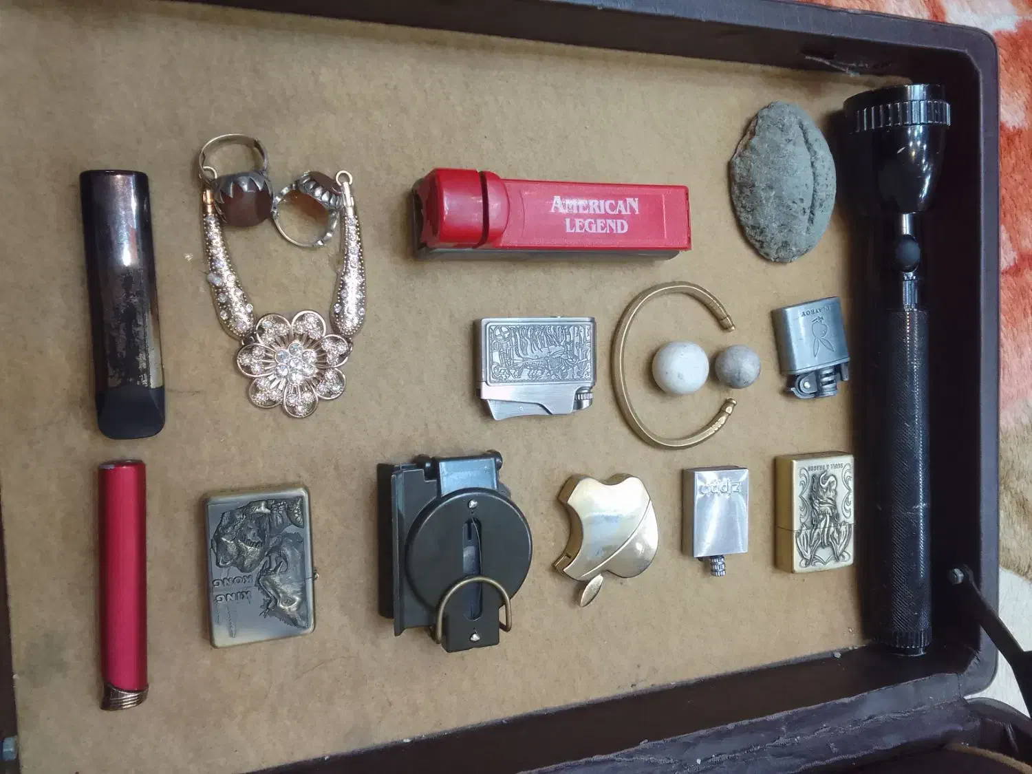 کلکسیون فندک های بنزینی واشاع عطیفه نایاب|کلکسیون اشیاء عتیقه|شیراز, باغ تخت|دیوار