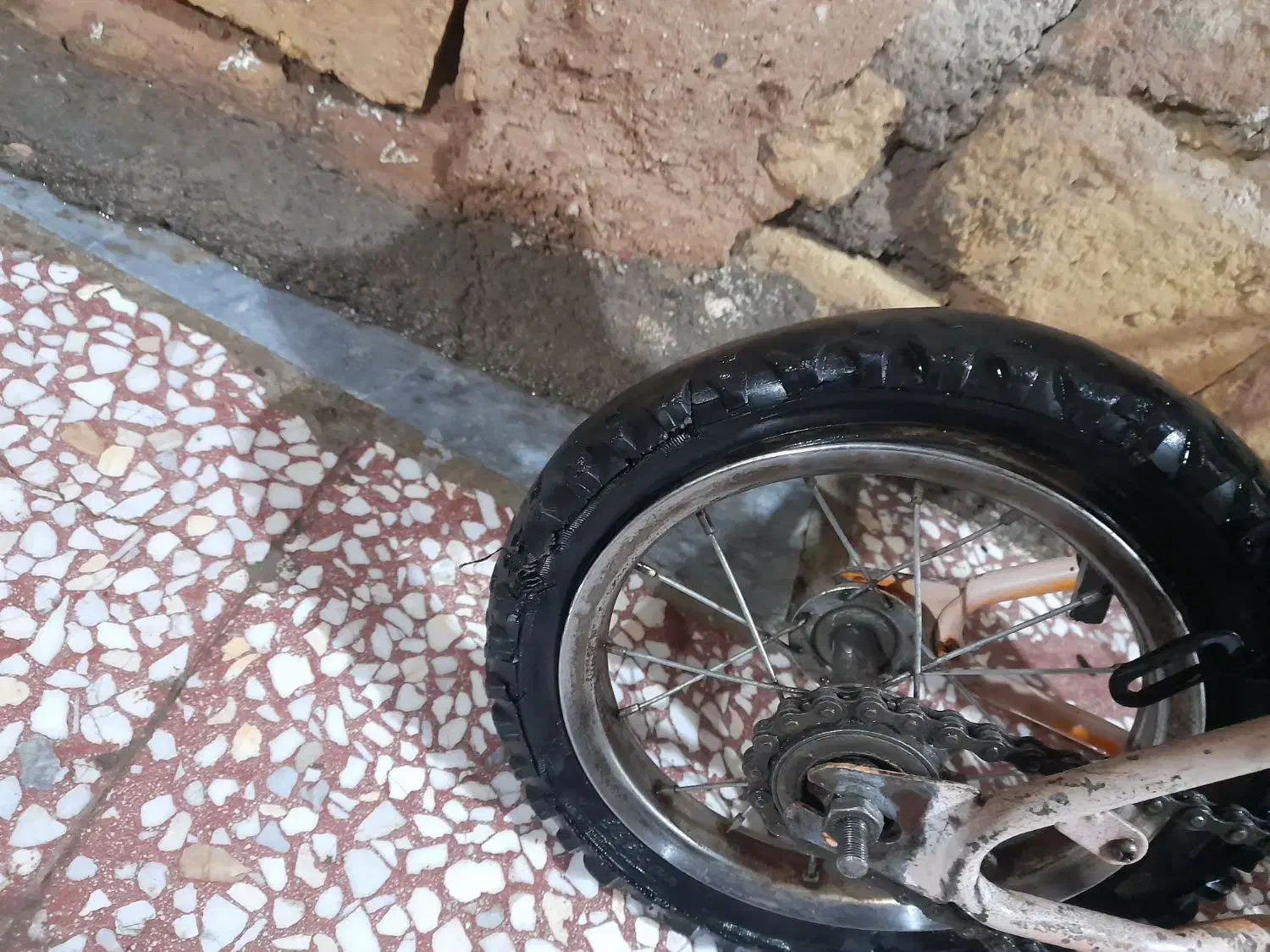 دوچرخه ۱۲ سالم فقط لاستیکها سرویس میخواد|دوچرخه، اسکیت، اسکوتر|قم, علی آباد سعدگان|دیوار