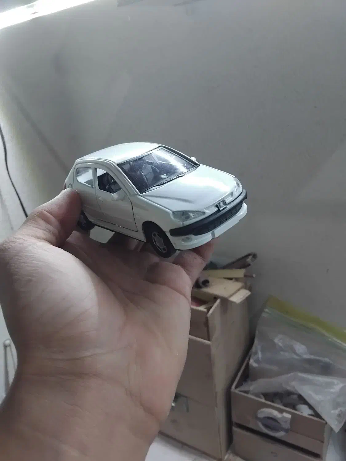 ماکت فلزی ۲۰۶ مقیاس کوچک (رنگ سفید)|اسباب‌‌بازی|گمیشان, |دیوار