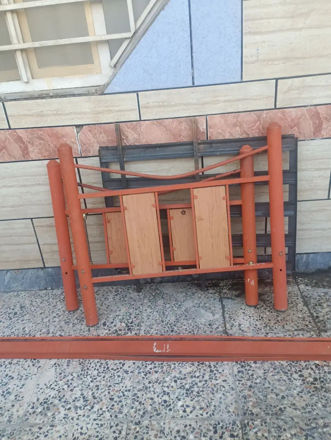 تخت آهنی تک نفره|تخت و سرویس خواب|اهواز, کوی مهدیس|دیوار