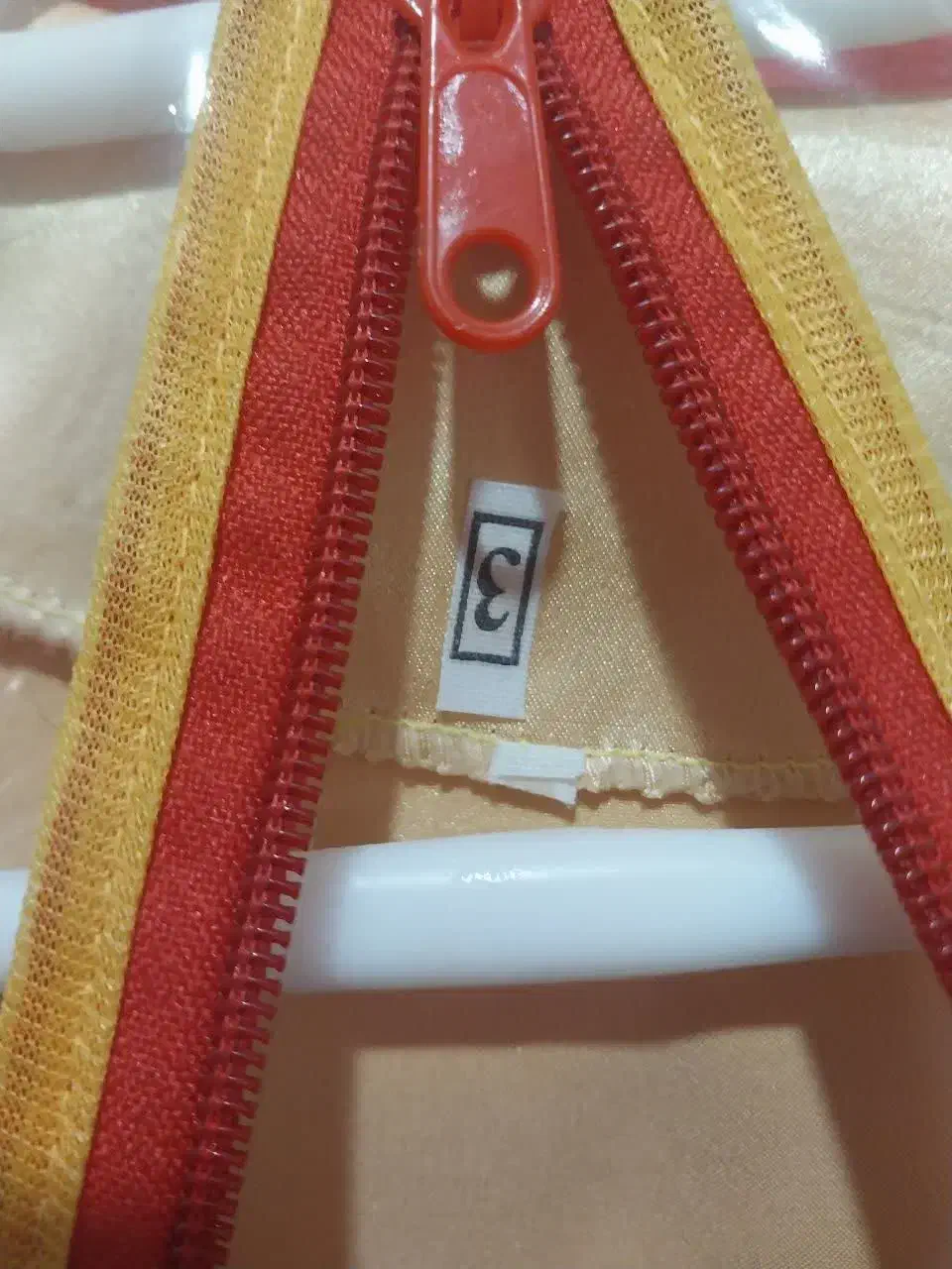 لباس مجلسی زنانه|لباس|فردیس, منظریه|دیوار