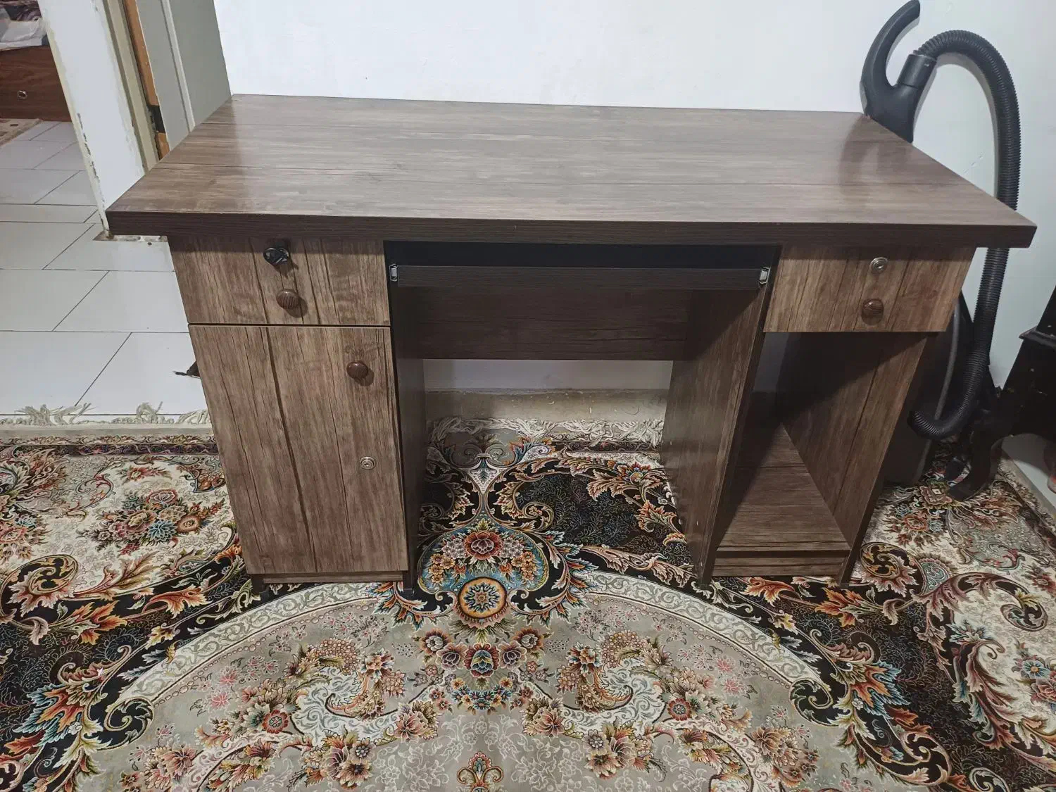 میز تحریر و کامپیوتر|میز تحریر و کامپیوتر|بومهن, |دیوار