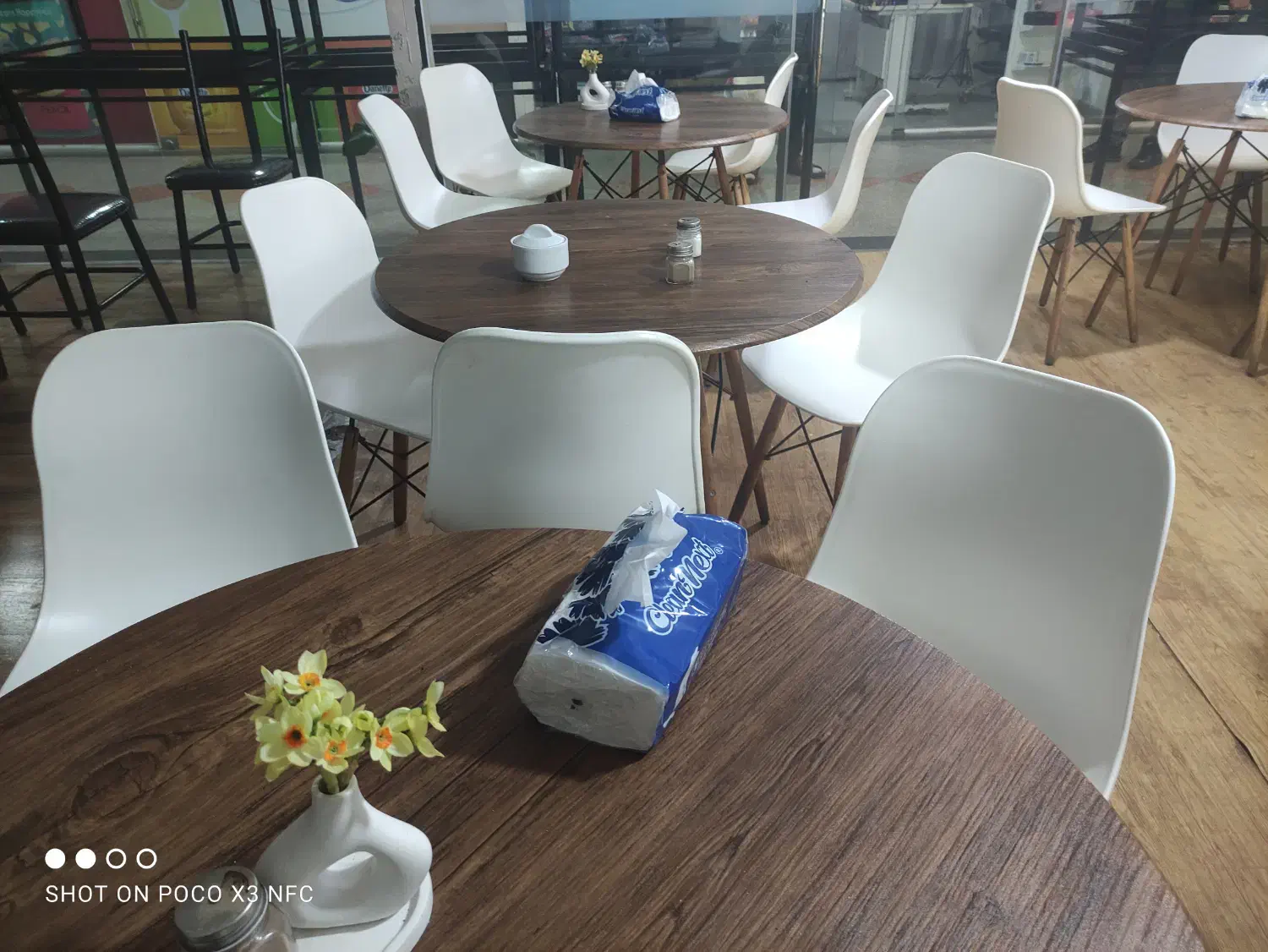 میز و صندلی|کافی‌شاپ و رستوران|رشت, گیل|دیوار