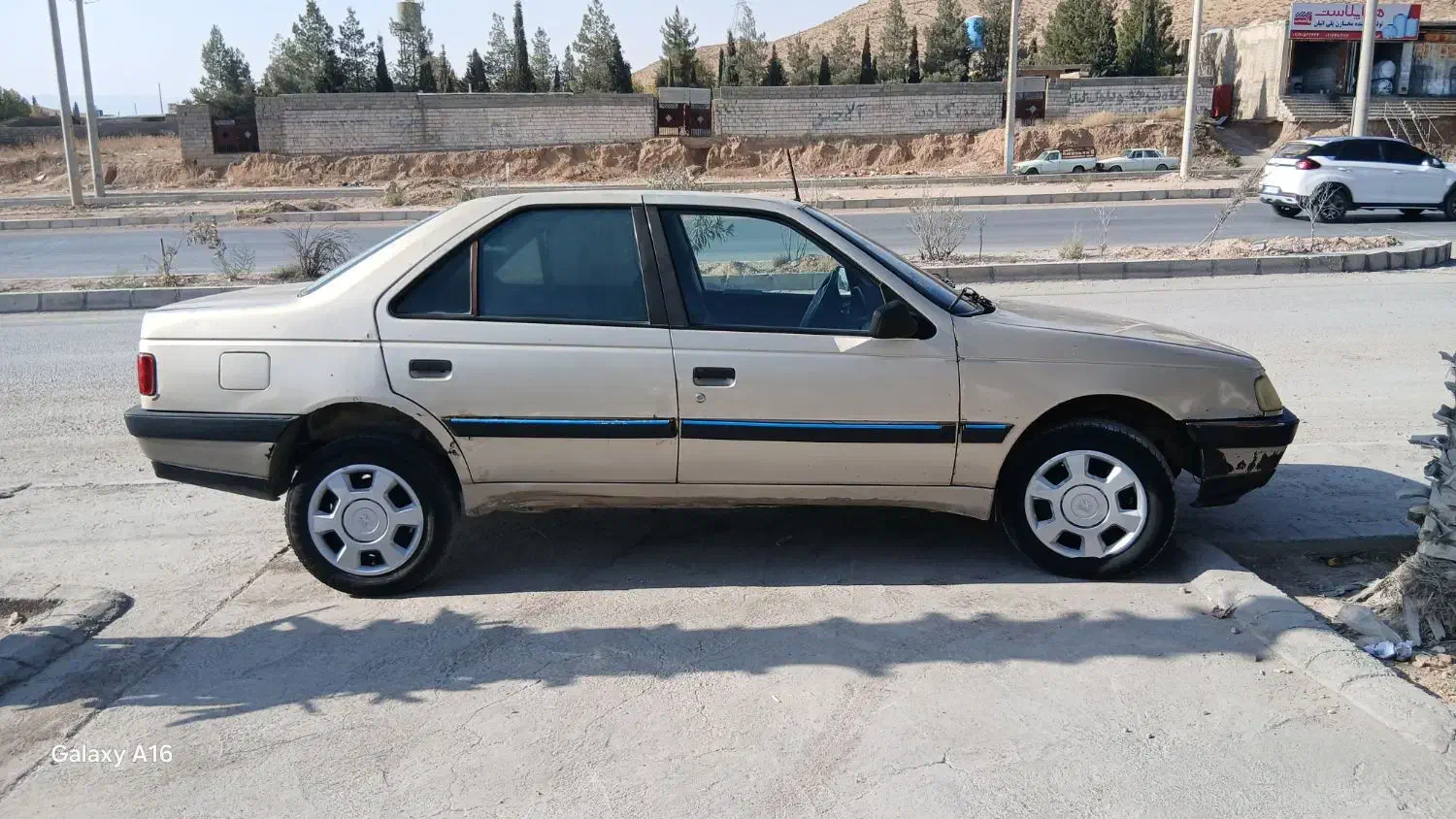 پژو ۴۰۵مدل ۸۳رنگ بژمتالیک|خودرو سواری و وانت|صدرا-فارس, فاز ۱|دیوار