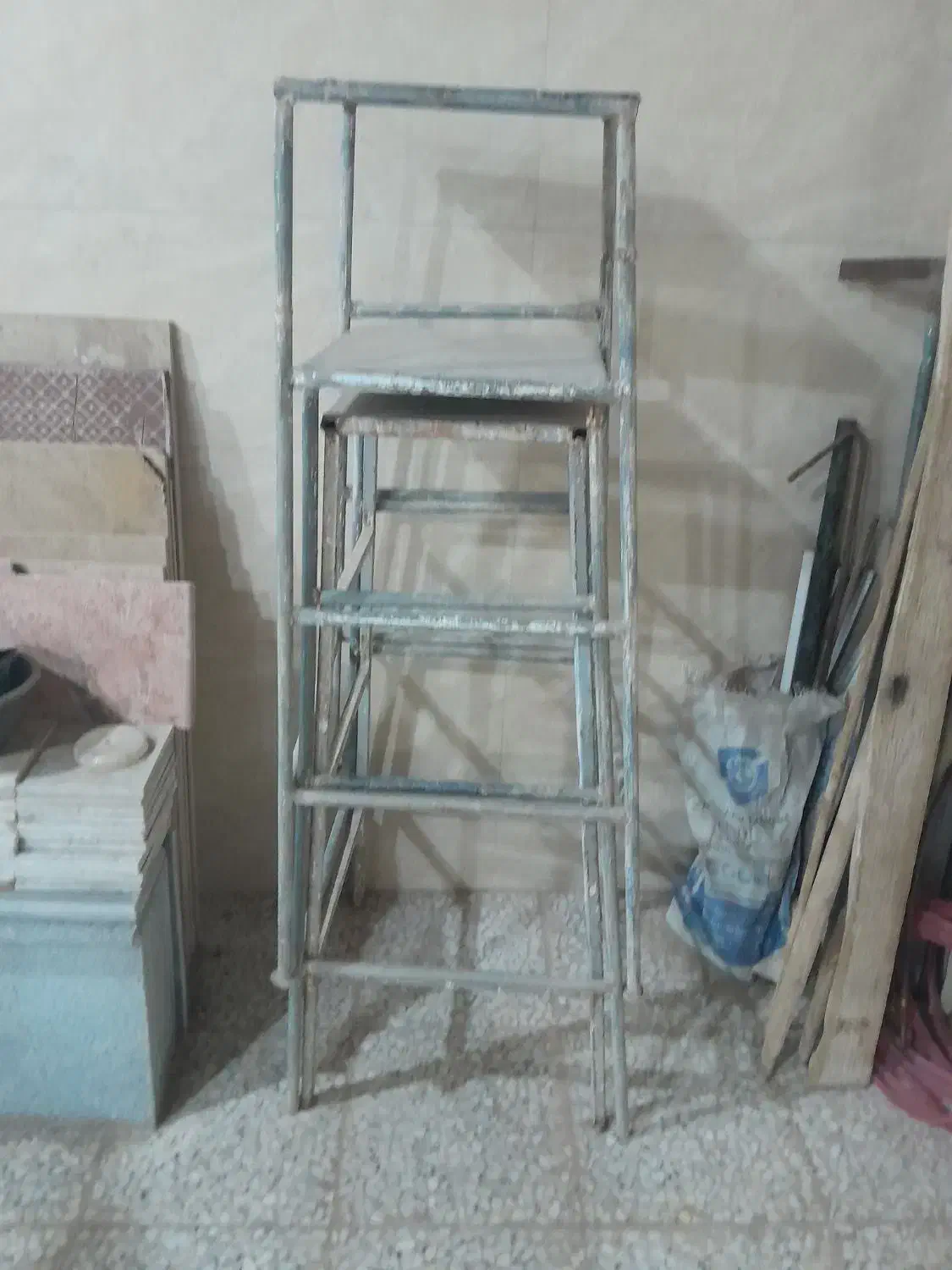 چهار پایه خیلی محکم|صندلی و نیمکت|قم, شاه ابراهیم|دیوار