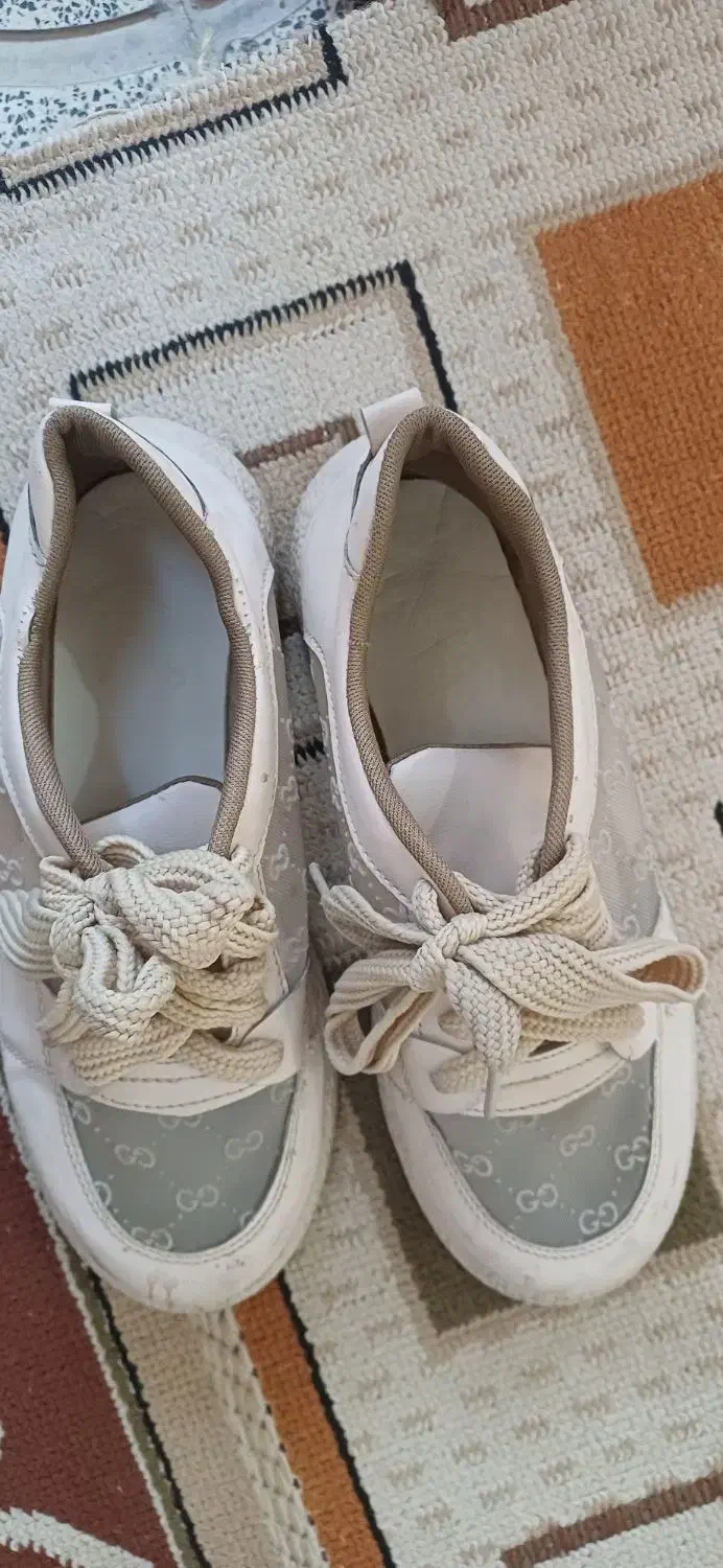 کتونی|کیف، کفش، کمربند|باغستان, |دیوار