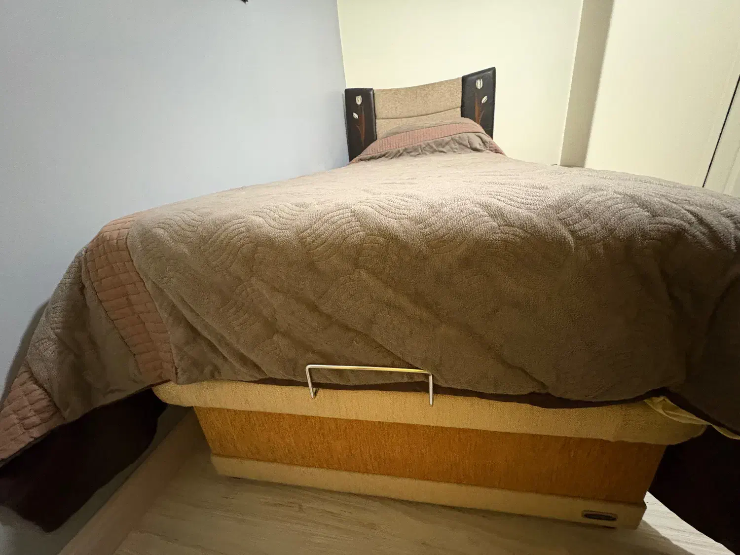 تخت خواب یکنفره همراه با پاتختی|تخت و سرویس خواب|تهران, ارم|دیوار