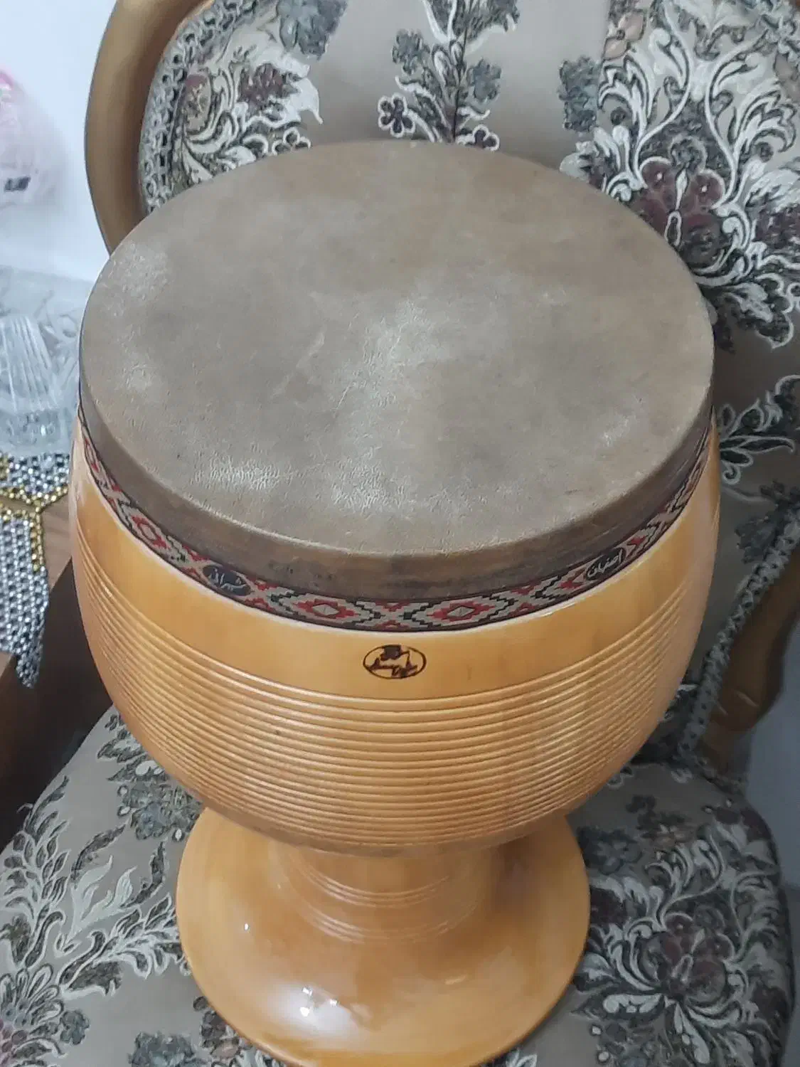 تمبک چوب گردو یه تیکه سنگین وزن دهانه بزرگ|سازهای سنتی|ملارد, |دیوار