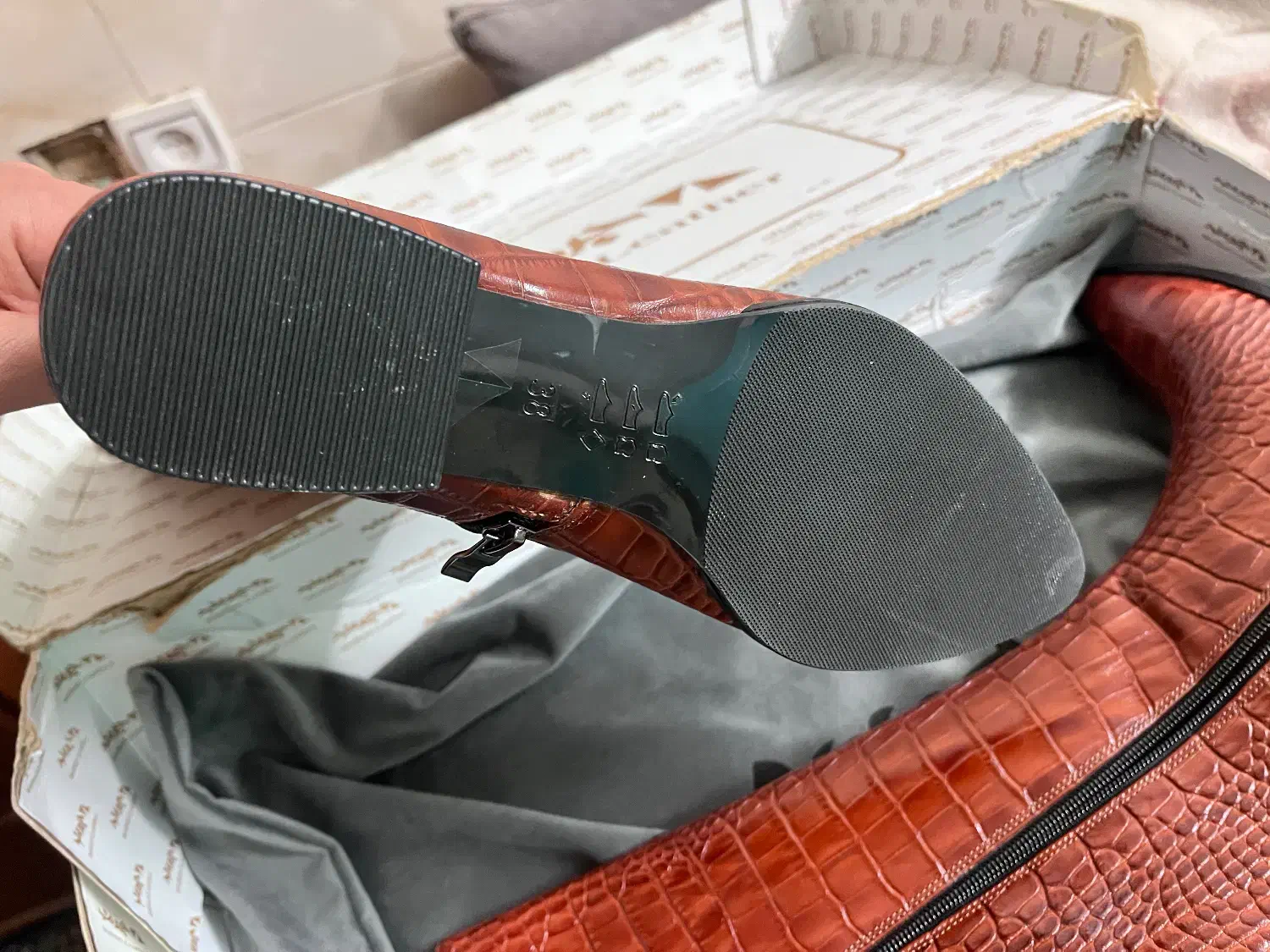 بوت چرم مشهد|کیف، کفش، کمربند|ری, شهید غیوری (ابن باویه)|دیوار