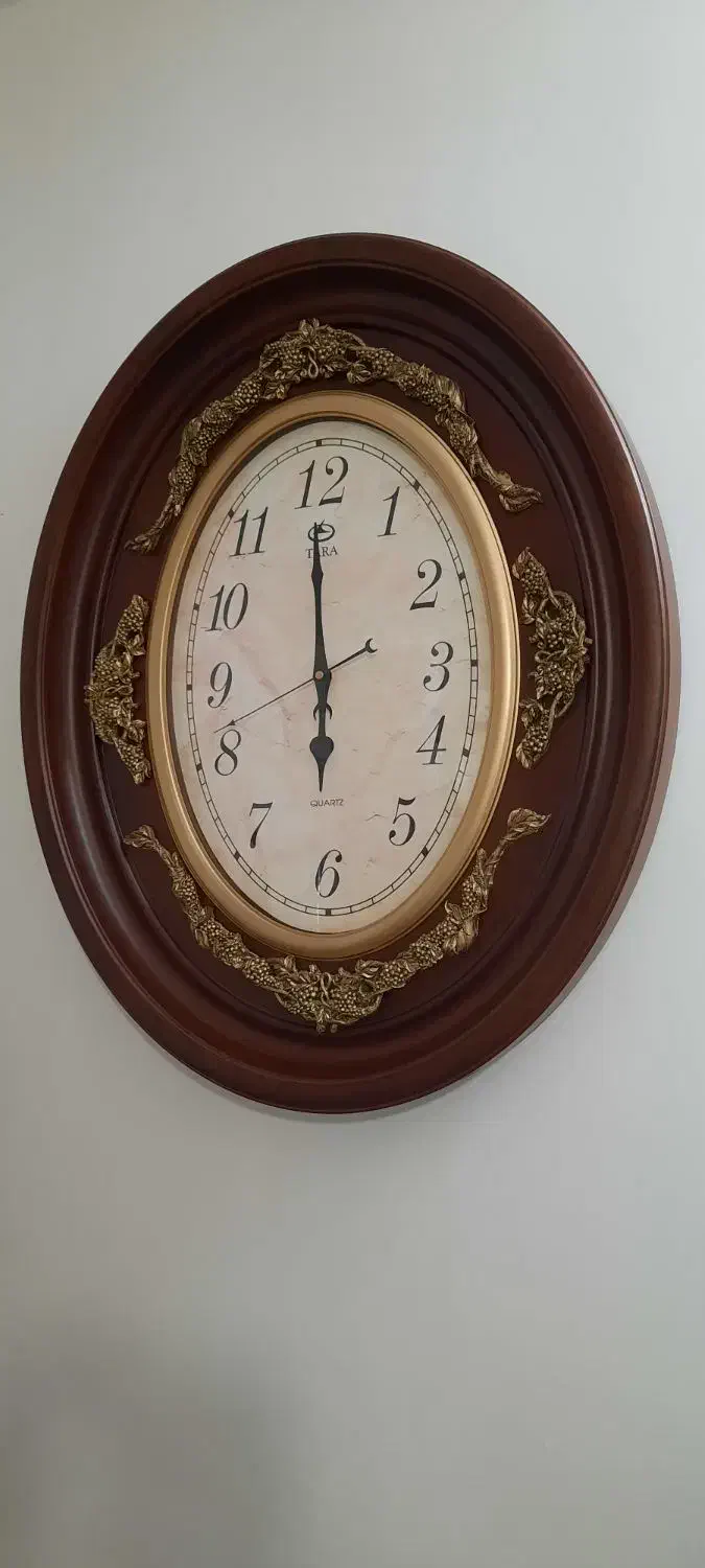 ساعت دیواری بسیار تمییز در حد نو|ساعت دیواری و تزئینی|بروجرد, |دیوار