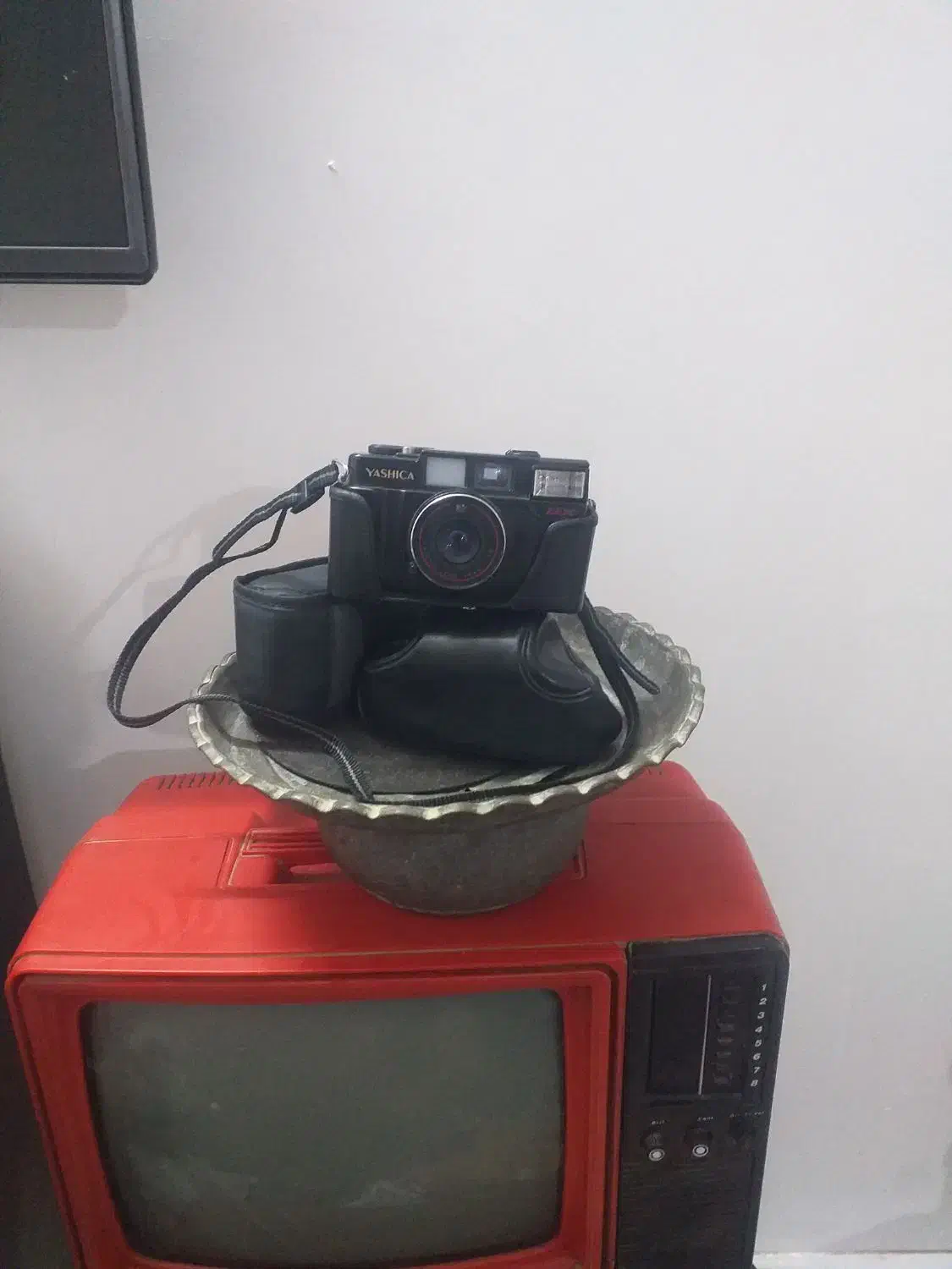 تلویزیون قدیمی و دوربین یاشیکا قدیمی  دهه شصت|کلکسیون اشیاء عتیقه|مشهد, کشف|دیوار