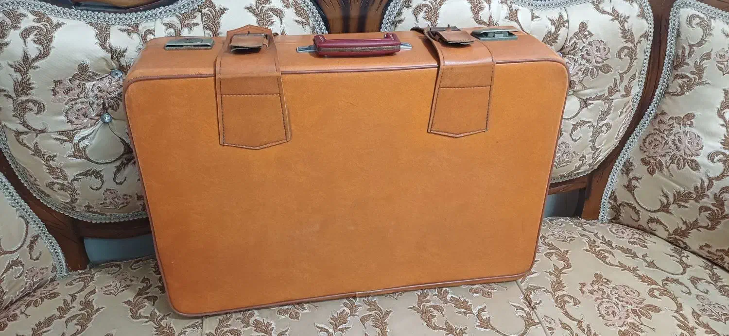 چمدان قدیمی|کلکسیون اشیاء عتیقه|بروجرد, |دیوار