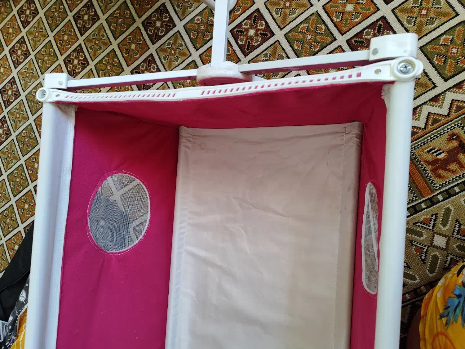 گهواره میلاد|تخت و صندلی بچه|شیراز, کوشک میدان|دیوار