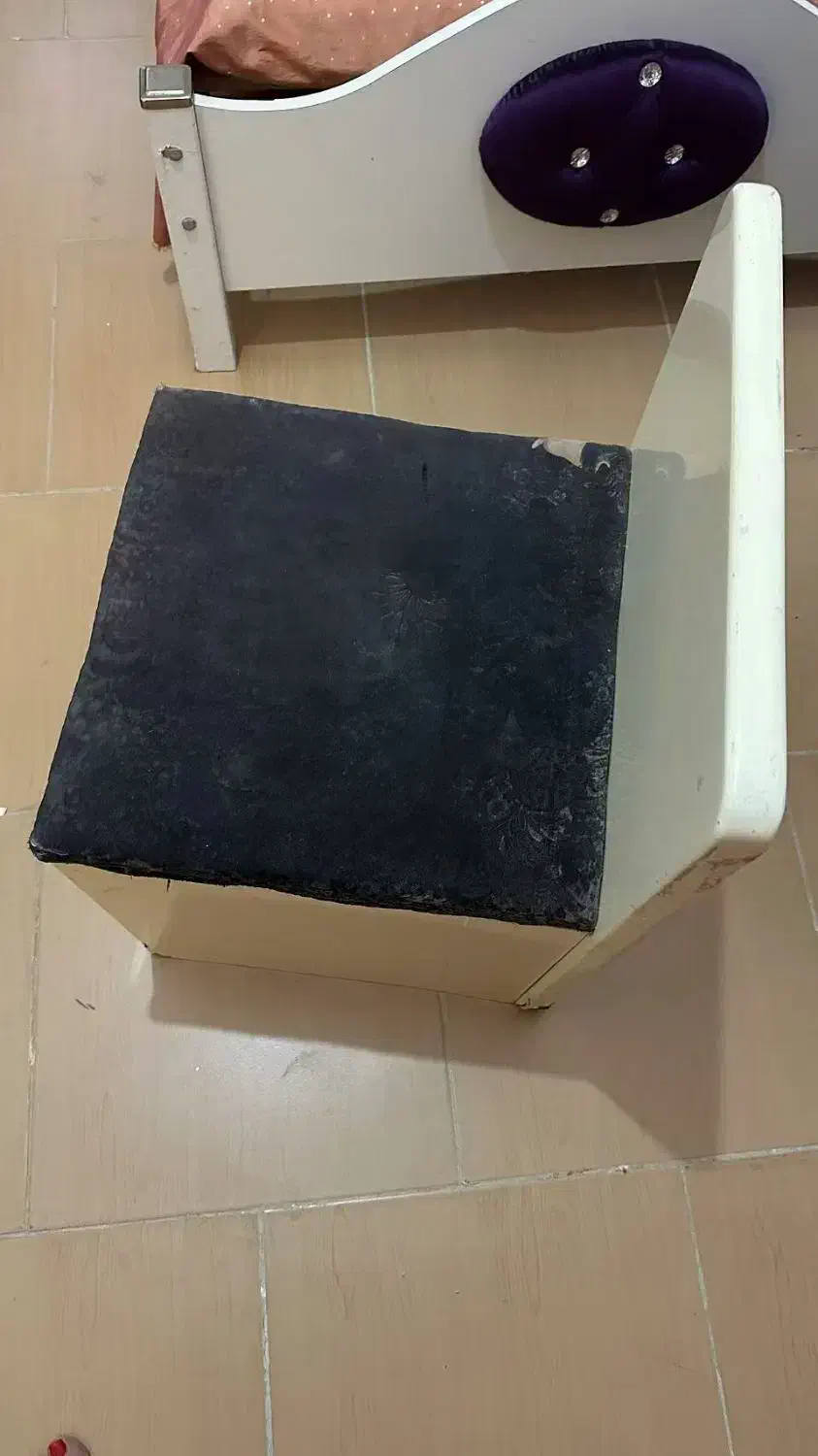 فروش صندلی سفید مینی مال شیک مناسب میز آرایش منزل|صندلی و نیمکت|قشم, |دیوار