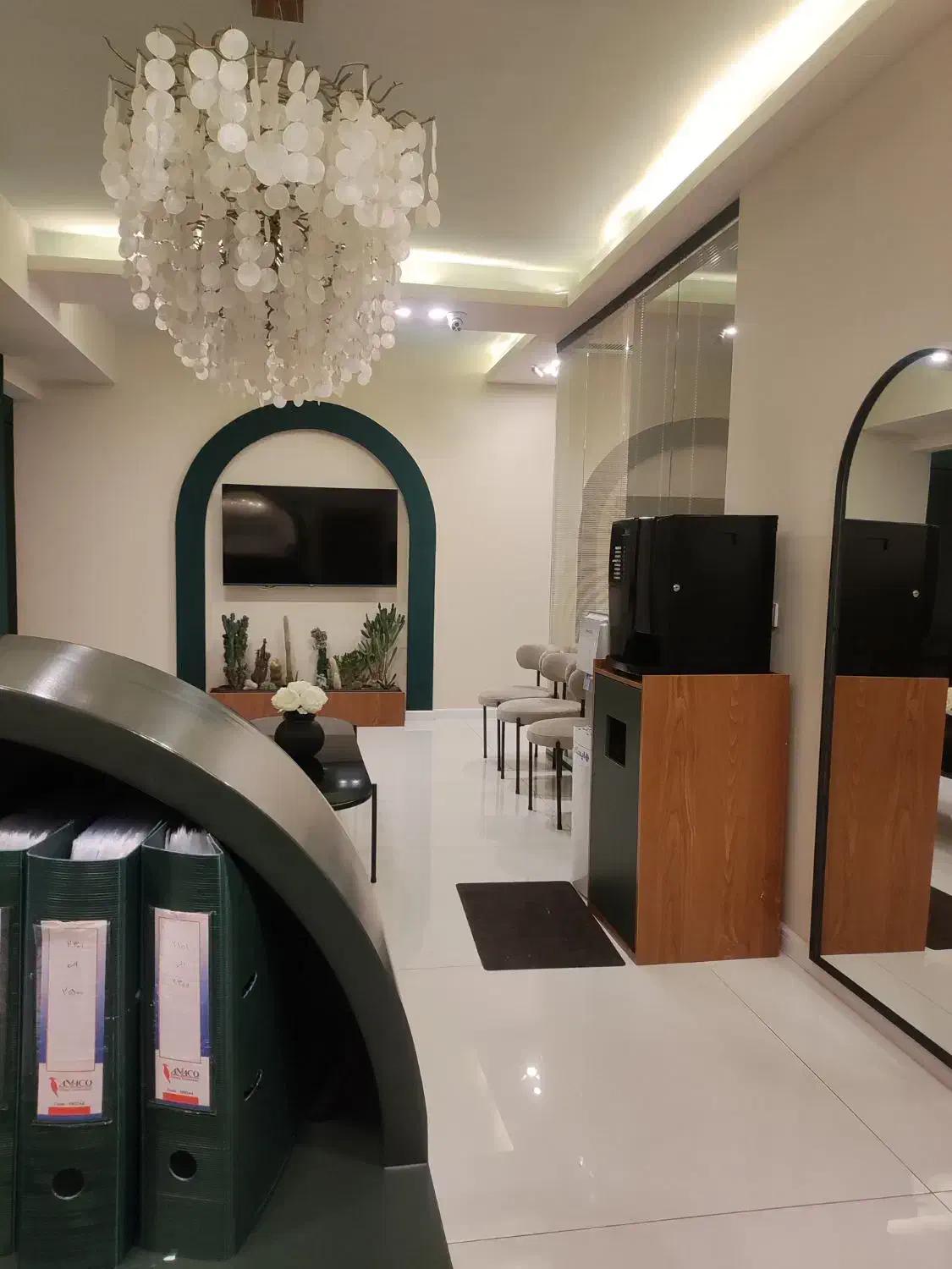 استخدام منشی خانم حقوق بالا|استخدام بازاریابی و فروش|تهران, سعادتآباد|دیوار