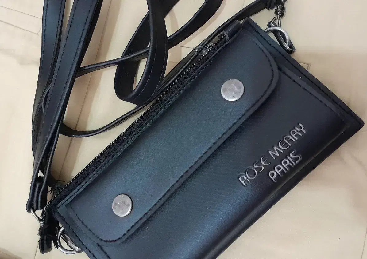 کیف|کیف، کفش، کمربند|گلبهار, شهر جدید گلبهار|دیوار