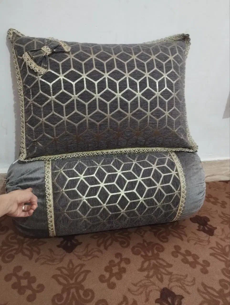 بالشت دوتا لوله ای و سه تا بالشت چهار گوش|رختخواب، بالش، پتو|سراوان, |دیوار